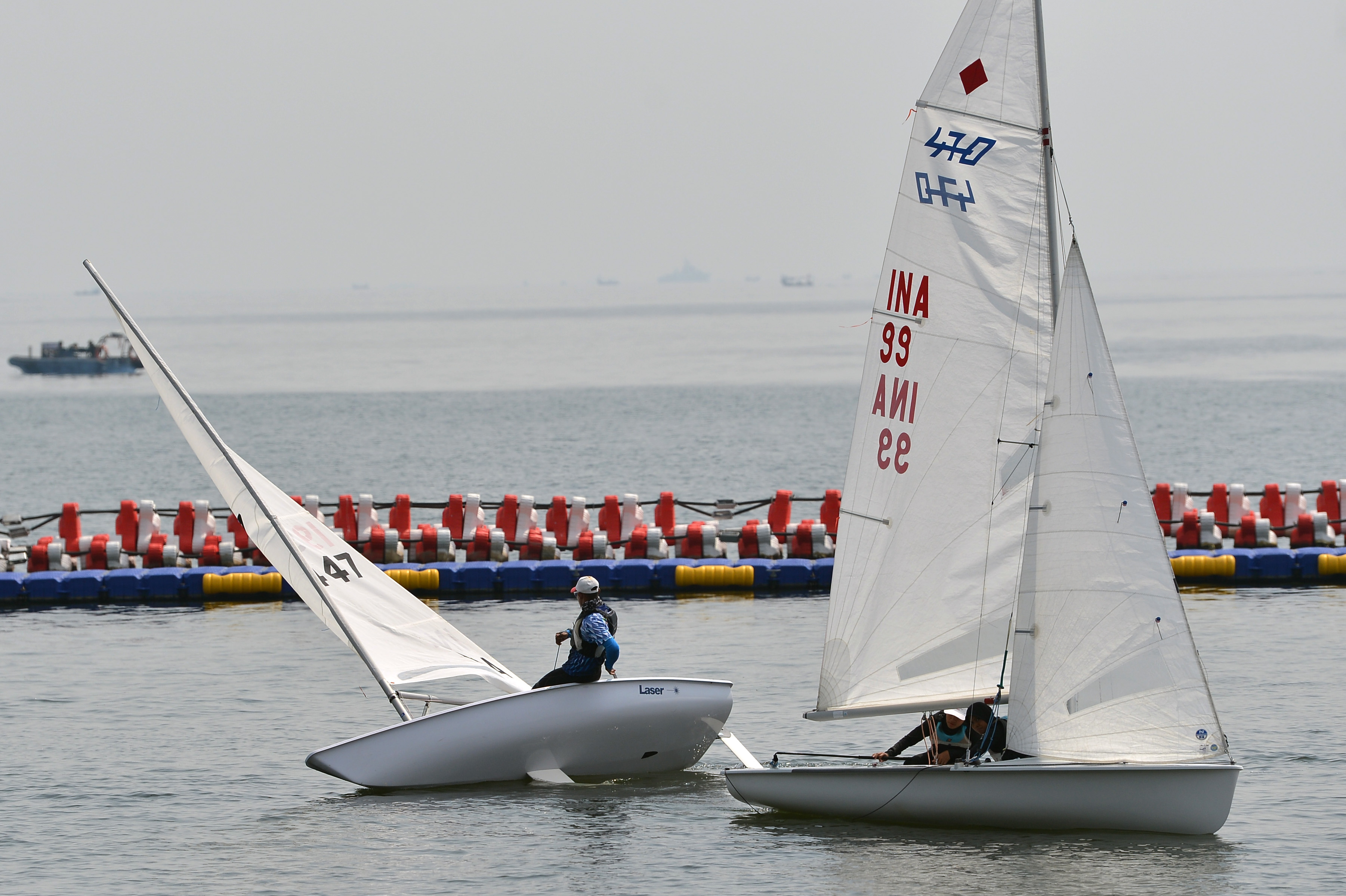 Atlet layar berlatih di Pantai Ancol, Jakarta.
