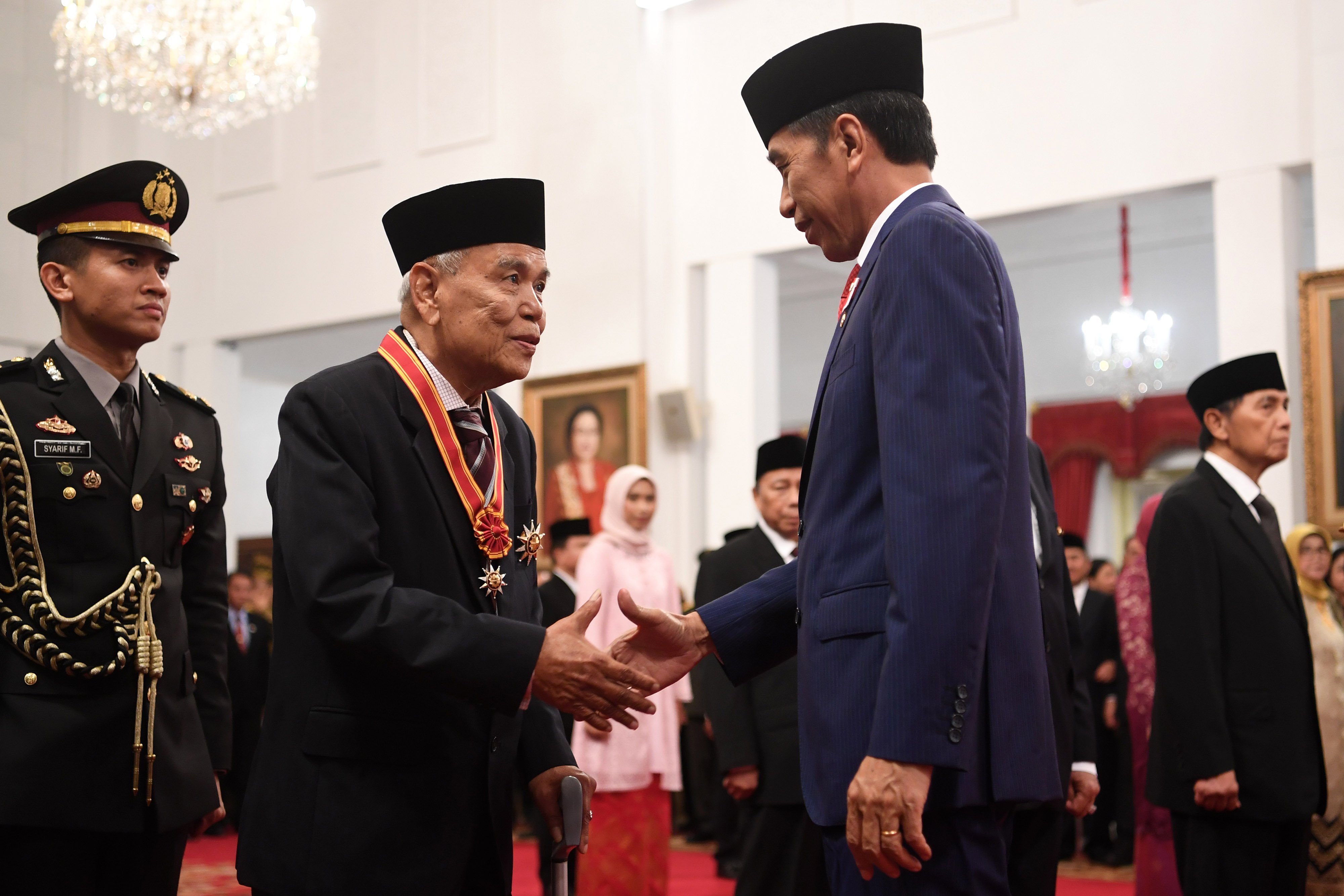 Presiden Jokowi menyerahkan secara langsung tanda kehormatan bintang secara langsung kepada sejumlah tokoh.