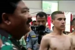 Panglima TNI Marsekal Hadi Tjahjanto saat berbincang dengan Enzo Zenz Allie.