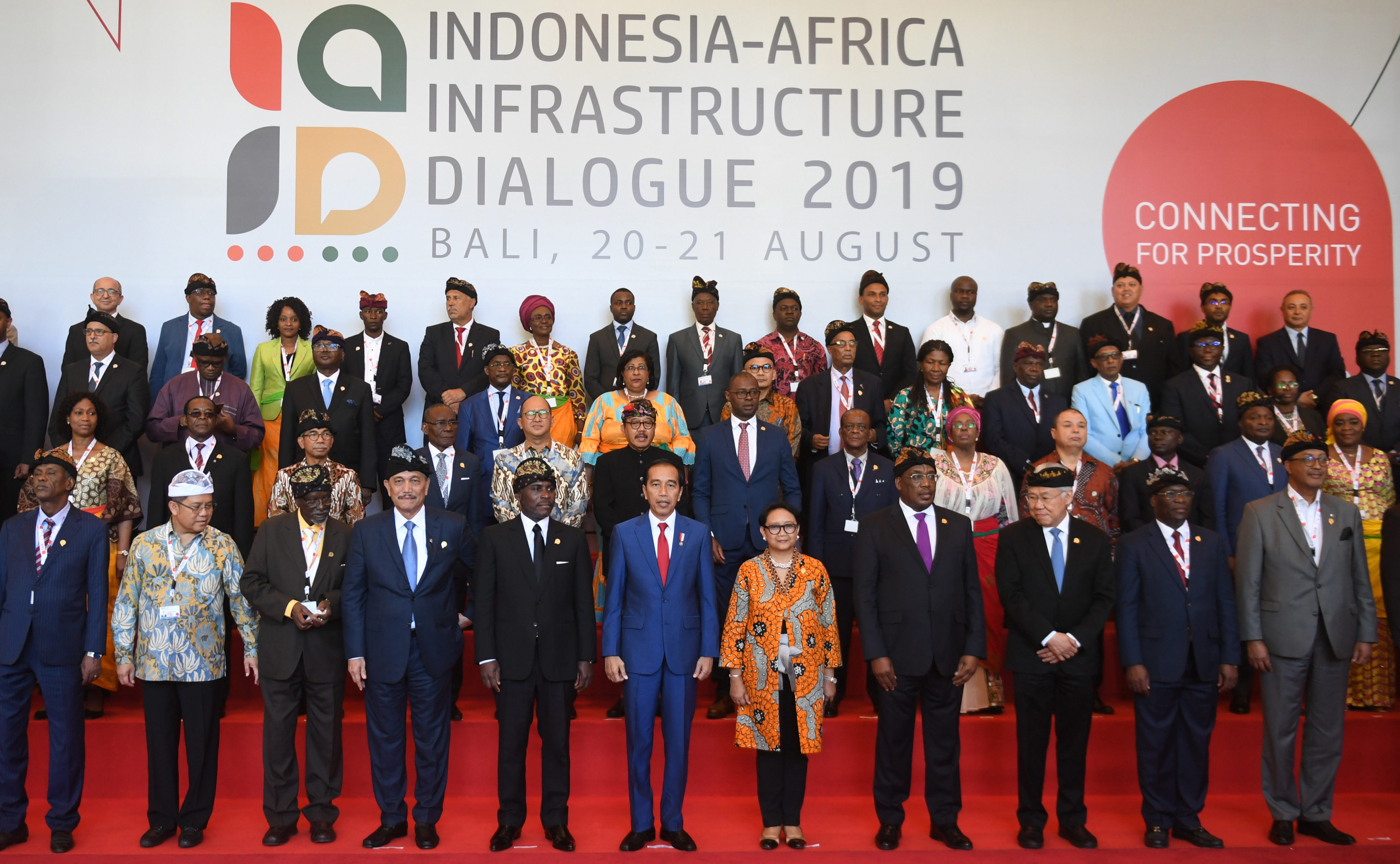 Presiden Joko Widodo (tengah) yang didampingi sejumlah menteri kabinet kerja berfoto bersama perwakilan delegasi negara-negara Afrika.