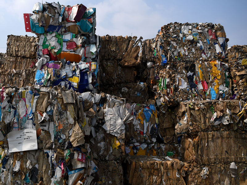 Tumpukan sampah yang diimpor oleh sebuah perusahaan pabrik kertas sebagai bahan baku kertas di Mojokerto, Jawa Timur.