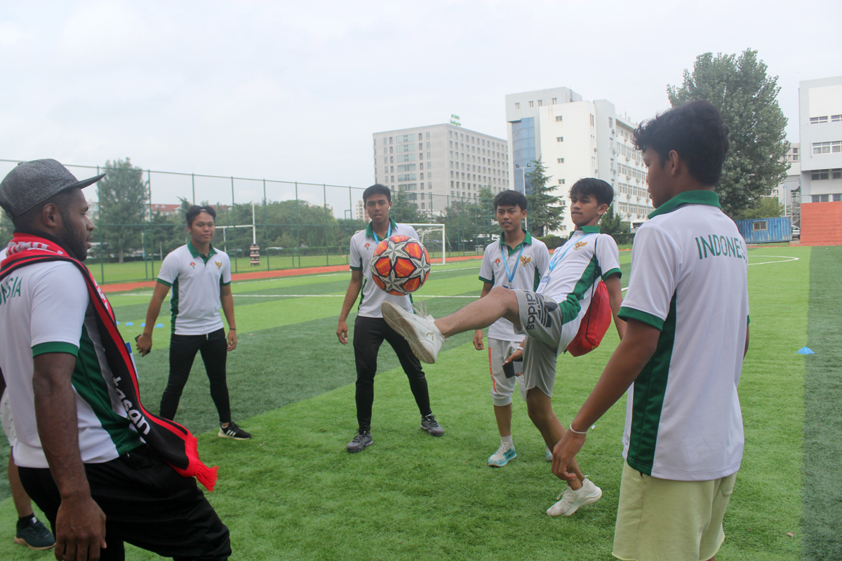 Tim Pelajar Indonesia U-16 berlatih jelang pertandingan melawan tim Power Soccer Football Academy asal Myanmar, Rabu (14/8) sore.