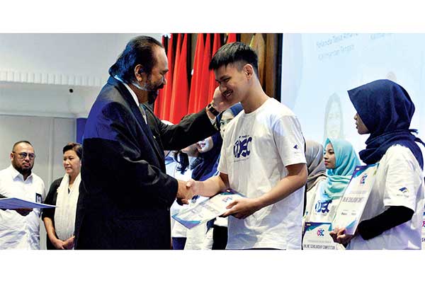 Chairman Media Group Surya Paloh menyerahkan dana bantuan pendidikan kepada pemenang beasiswa Online Scholarship Competition (OSC) Medcom.id