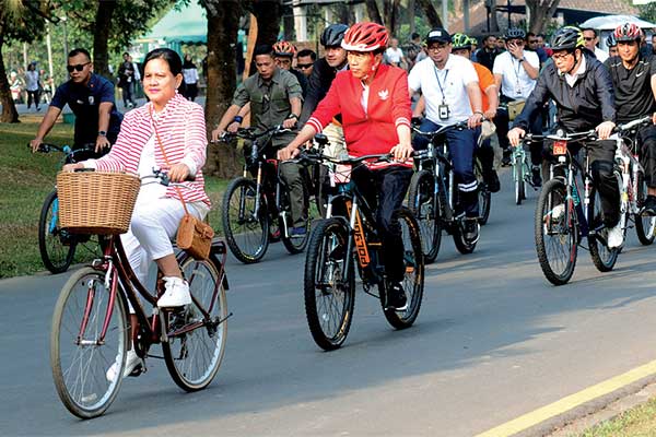 Presiden Joko Widodo bersama Ibu Negara Iriana Widodo bersepeda bersama di kompleks Candi Borobudur di Magelang, Jateng, kemarin.