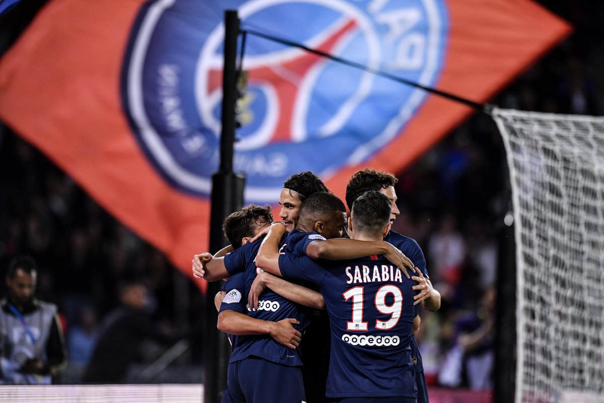 Para pemain Paris Saint-Germain merayakan kemenangan mereka atas Nimes di laga pembuka Ligue 1.