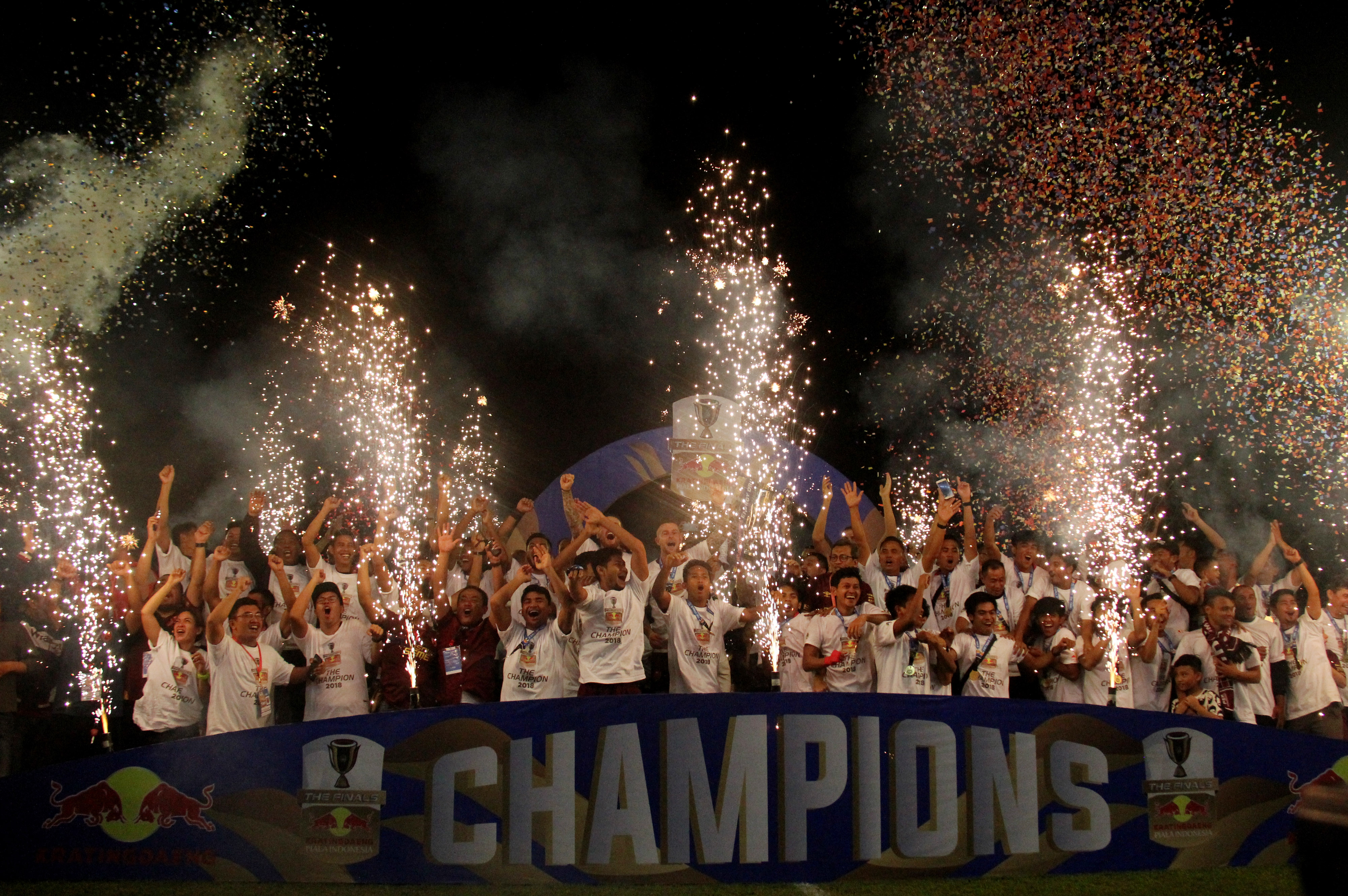 Pesepakbola dan official PSM Makassar berselebrasi usai keluar sebagai juara Piala Indonesia 2019