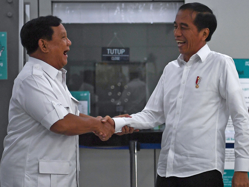 Presiden Joko Widodo (kanan) berjabat tangan dengan Ketua Umum Partai Gerindra Prabowo Subianto (kiri).