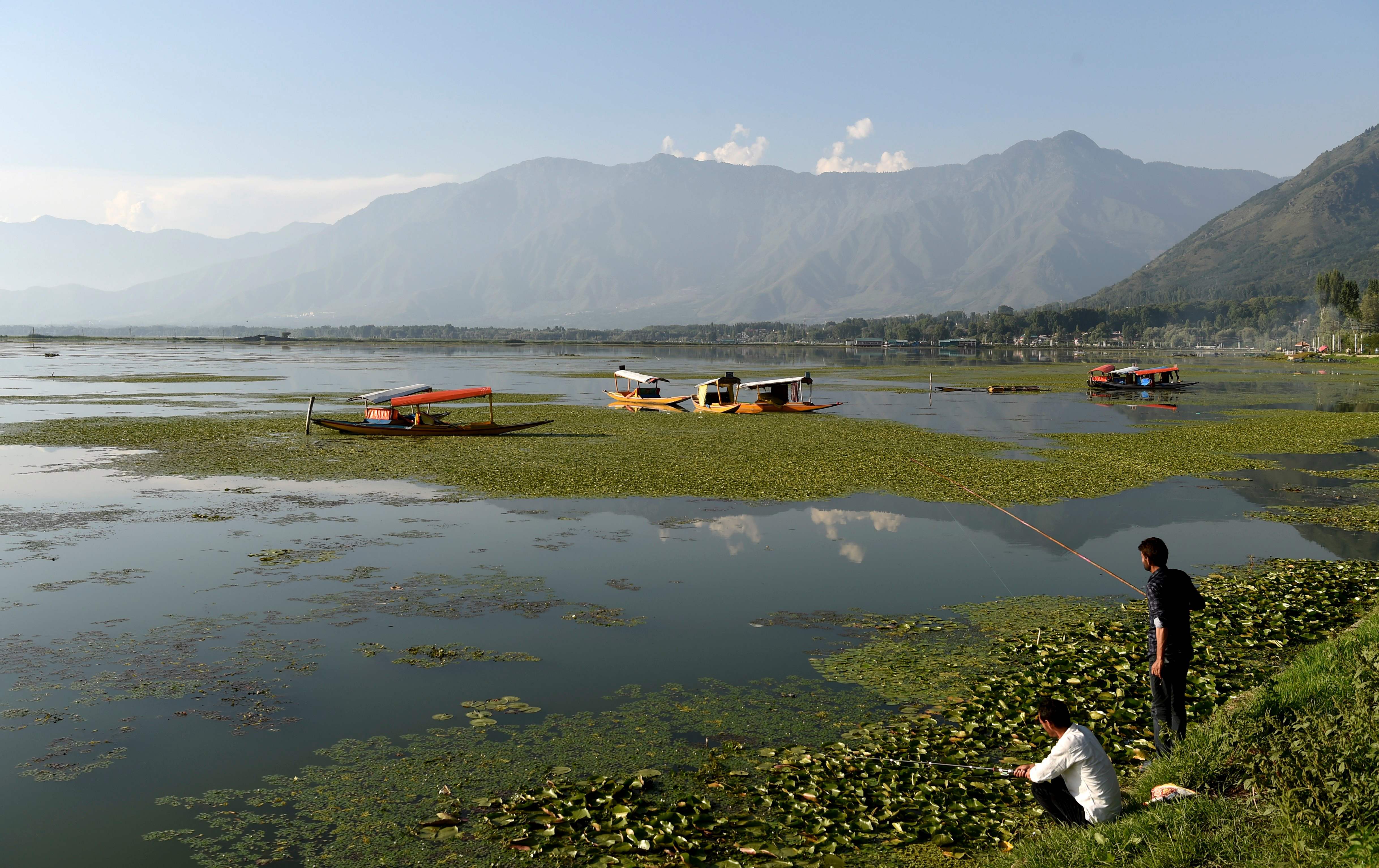 Warga memancing ikan di kawasan wisata Danau Dal, Srinagar, Kashmir.