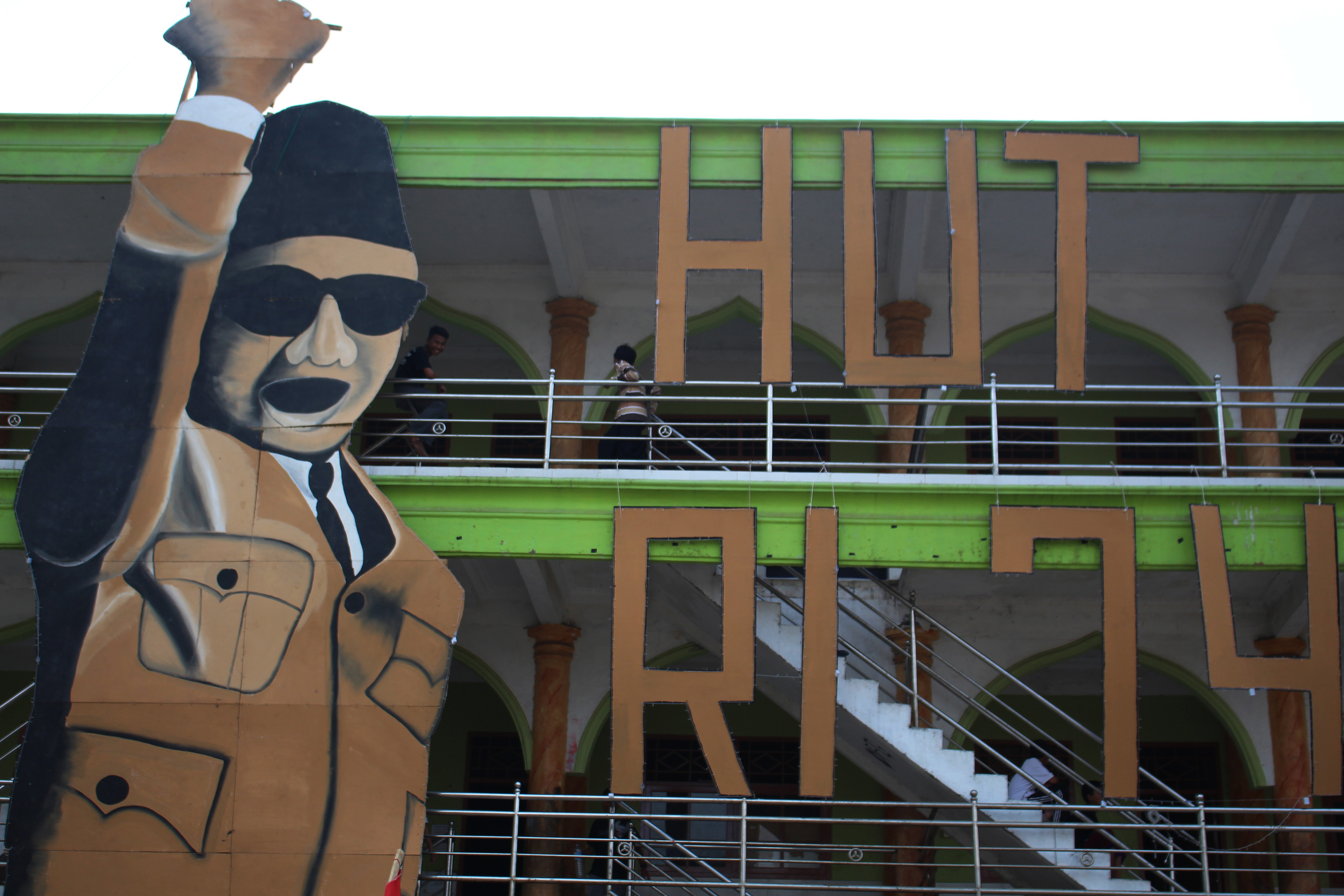 Dekorasi bergambar Presiden pertama RI Soekarno yang dipasang di Ponpes Daarul Muttaqien, Kabupaten Tangerang, Banten, Rabu (14/8).