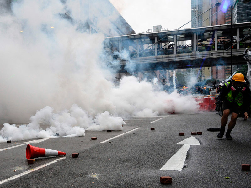 Polisi Hong Kong menembakkan gas air mata ke arah demonstran untuk membubarkan demo.