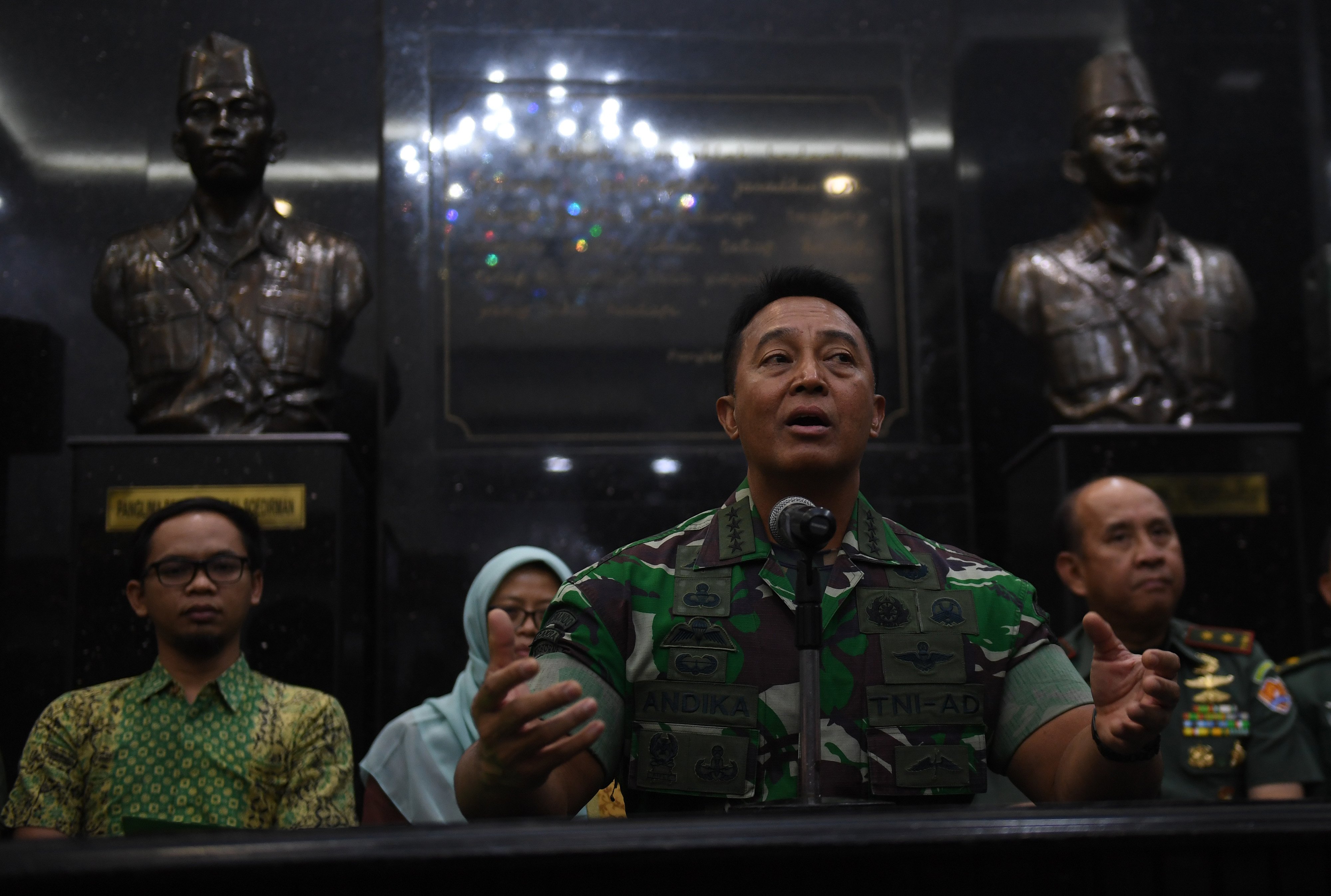 KSAD Jenderal TNI Andika Perkasa memberikan keterangan terkait polemik taruna Akademi Militer (Akmil) Enzo Zenz Allie di Mabes TNI AD.