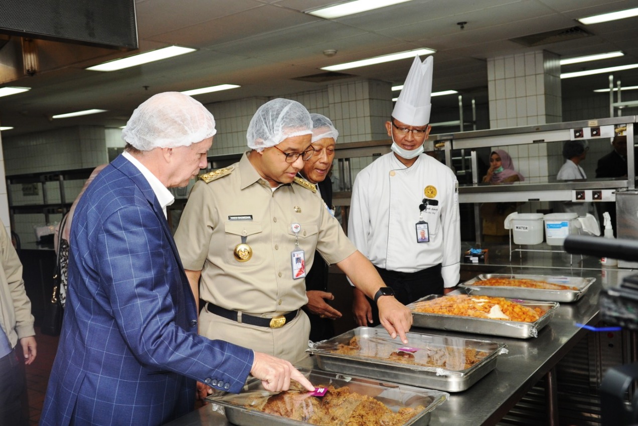 Gubernur DKI Jakarta Anies Baswedan meninjau proses pengolahan daging kurban untuk warga kurang mampu.