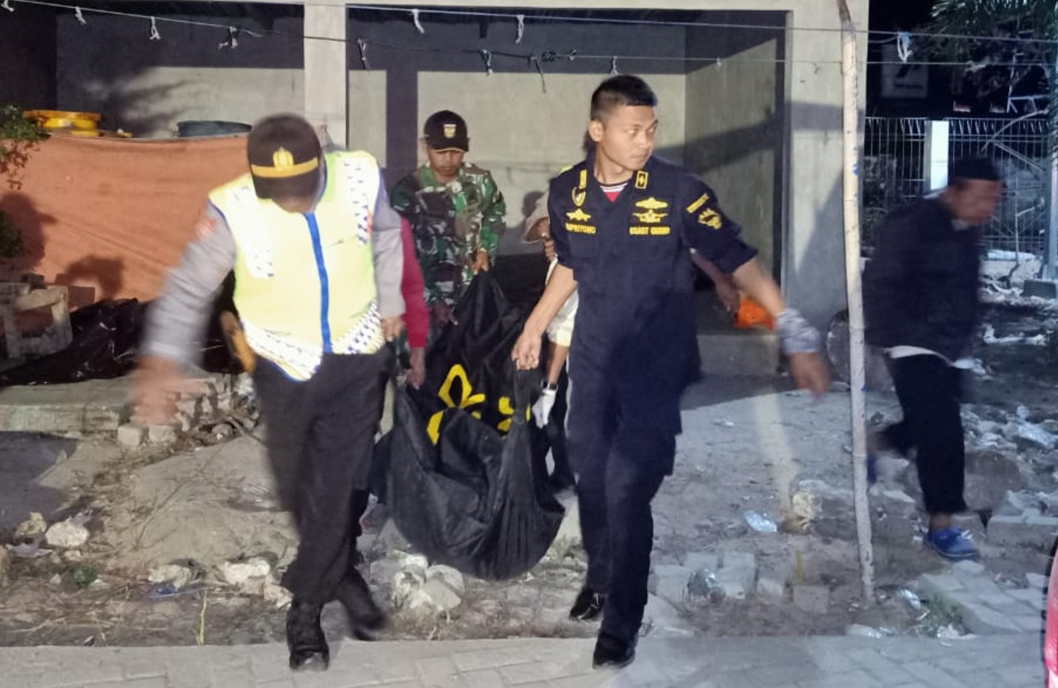 Petugas mengevakuasi jenazah korban terbakarnya KM Santika Nusantara di Perairan Masalembo, Jawa Timur, Sabtu (24/8).