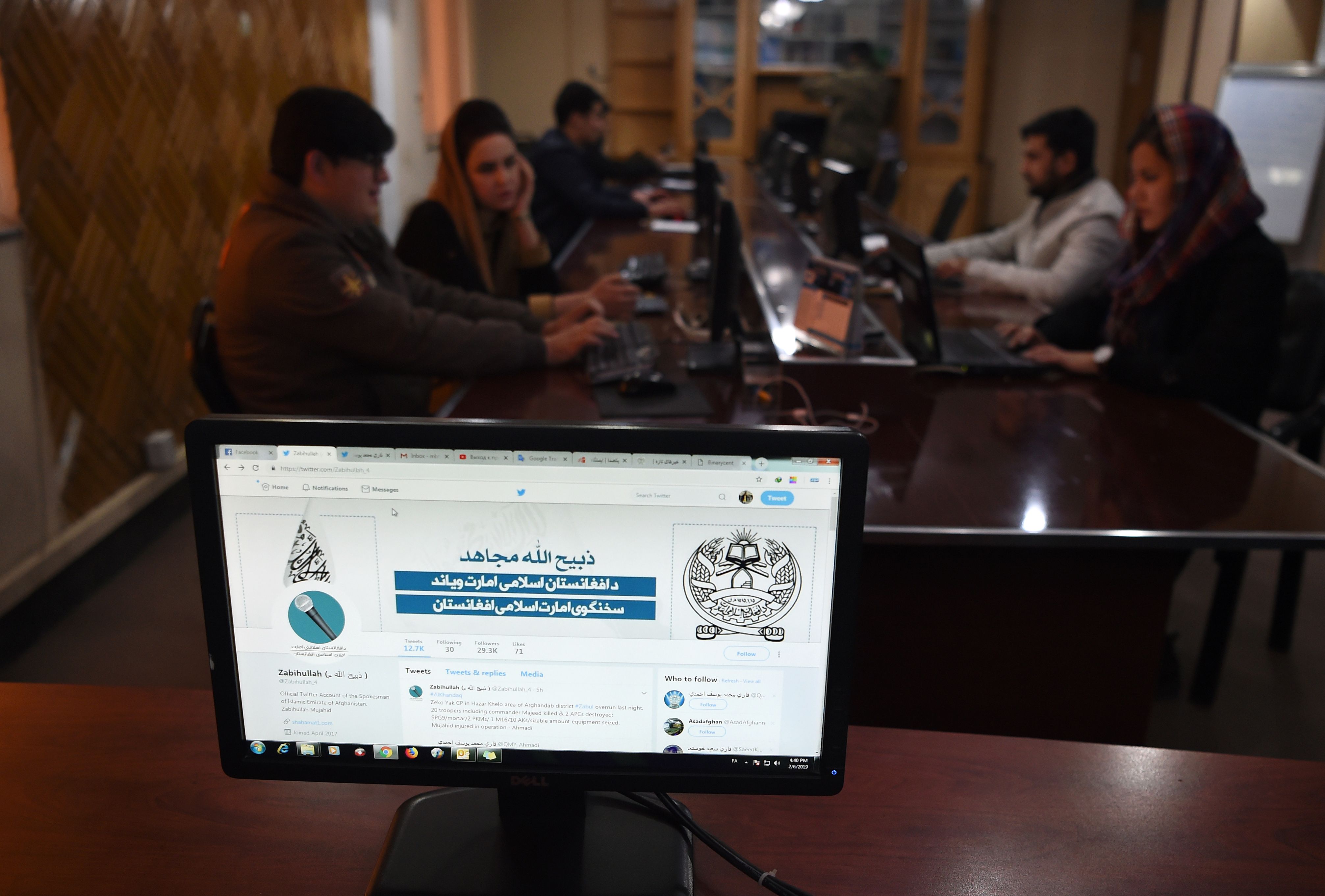 Nampak dalam foto di monitor komputer, halaman Twitter juru bicara Taliban Zabihullah Mujahid.