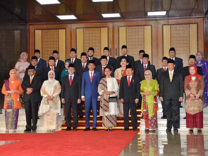 Presiden Joko Widodo didampingi Ibu Negara Iriana Joko Widodo dan Wakil Presiden Jusuf Kalla  didampingi Ibu Mufidah Jusuf Kalla