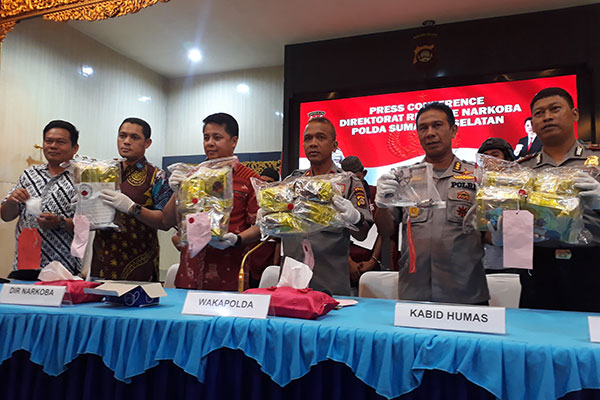 Wakapolda Sumsel Brigjen Pol Rudi Setiawan merilis hasil ungkap kasus peredaran narkoba dengan total barang bukti sabu 16.100 gram.