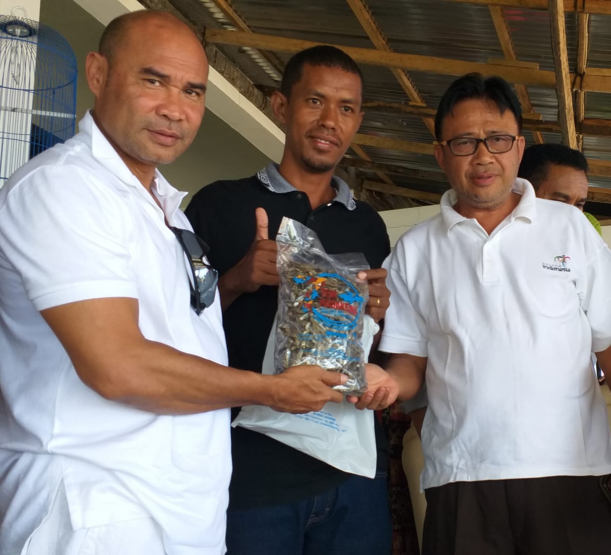 Kepala Desa Hadakewa  Klemens Kewaaman (tengah)