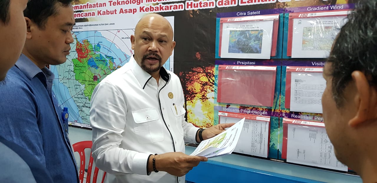 Kepala BPPT Hammam Riza memantau langsung Posko Operasi Teknologi Modifikasi Cuaca untuk kebakaran hutan dan lahan (Karhutla) Riau.