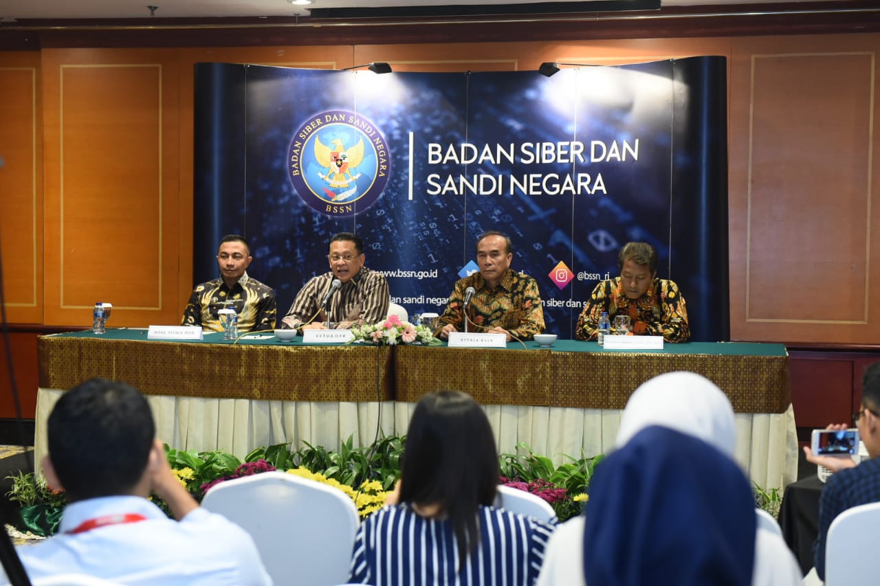 iskusi Publik dan Simposium Nasional Rancangan Undang-Undang tentang Keamanan dan Ketahanan Siber (RUU KKS), di Jakarta, Senin (12/8).