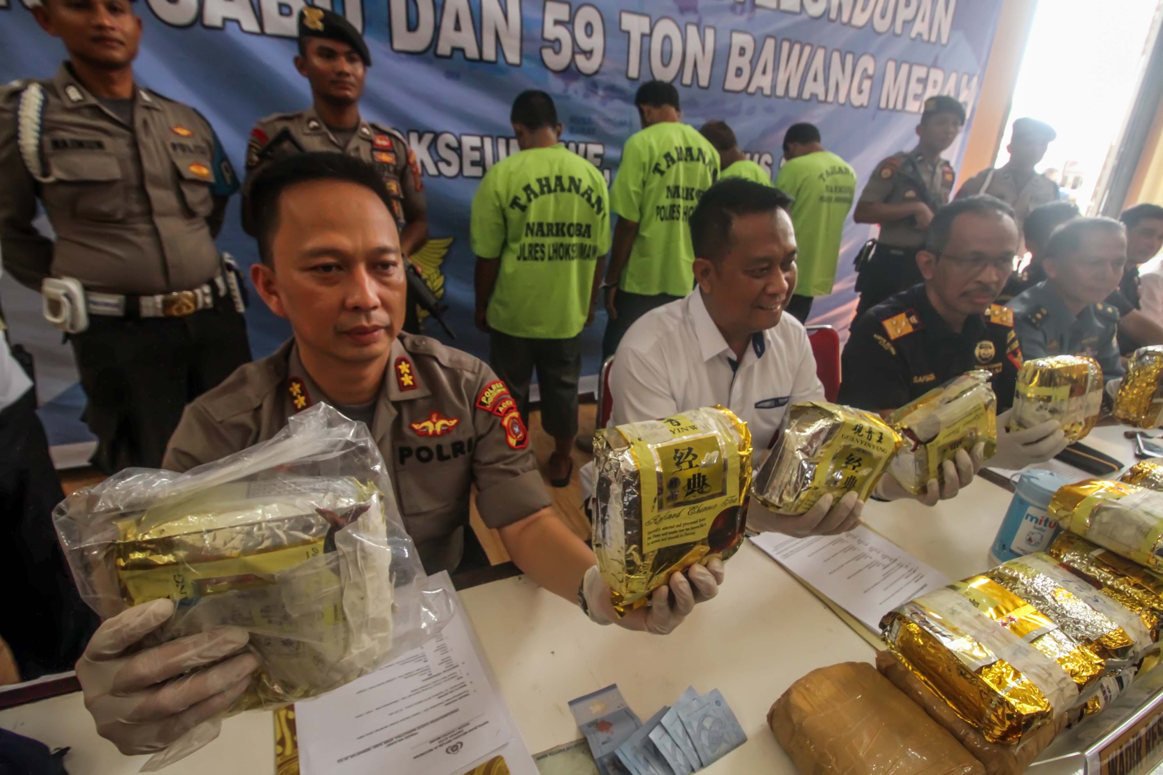 Wadir Resnarkoba Polda Aceh AKBP Heru Suprihasto (kedua kiri), menunjukkan barang bukti tangkapan 25 kg sabu dan sejumlah tersangka.
