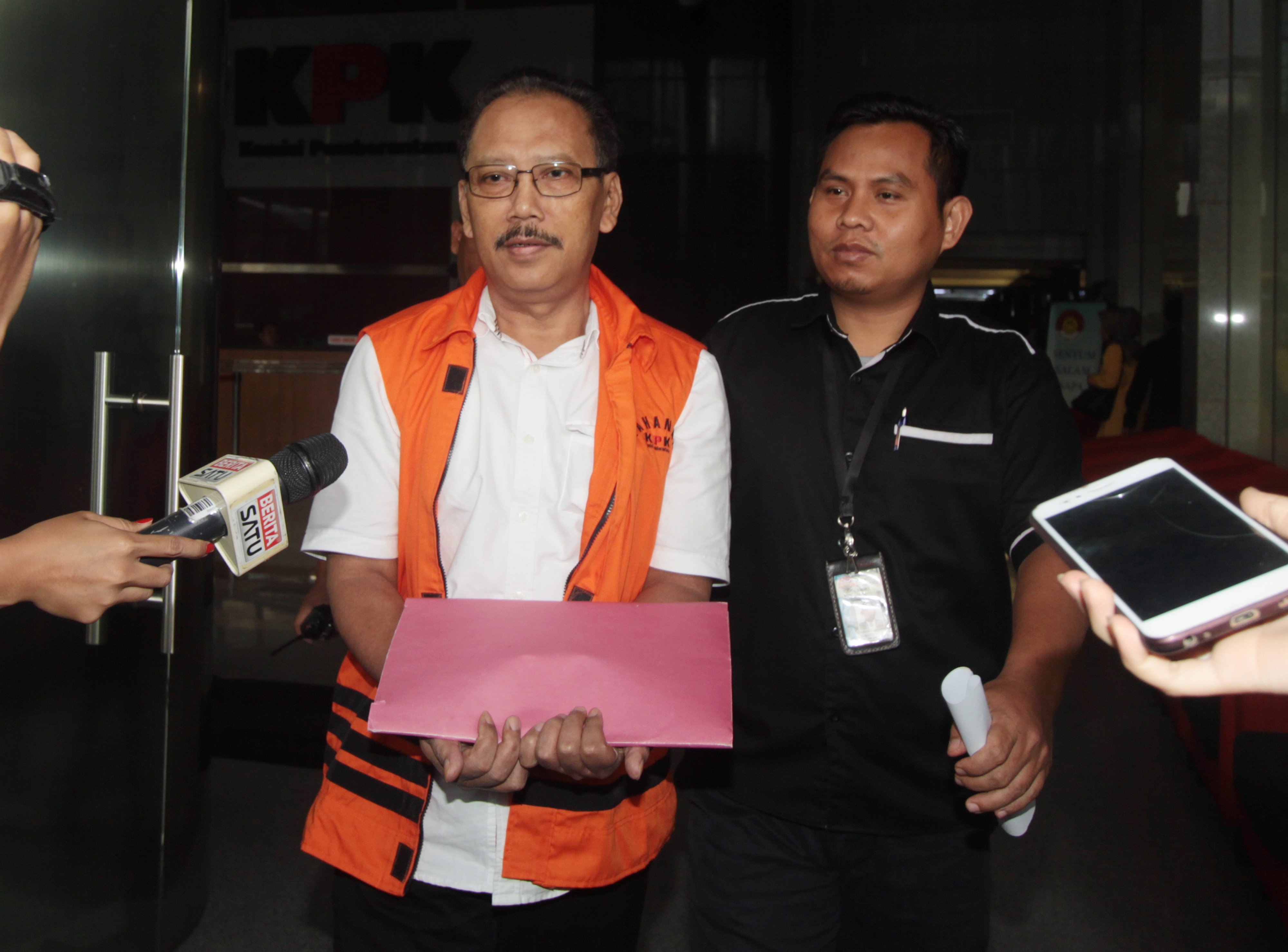  Mantan Sekretaris Daerah Kota Malang Cipto Wiyono (tengah) bergegas menuju mobil tahanan seusai menjalani pemeriksaan di gedung KPK, Jakar