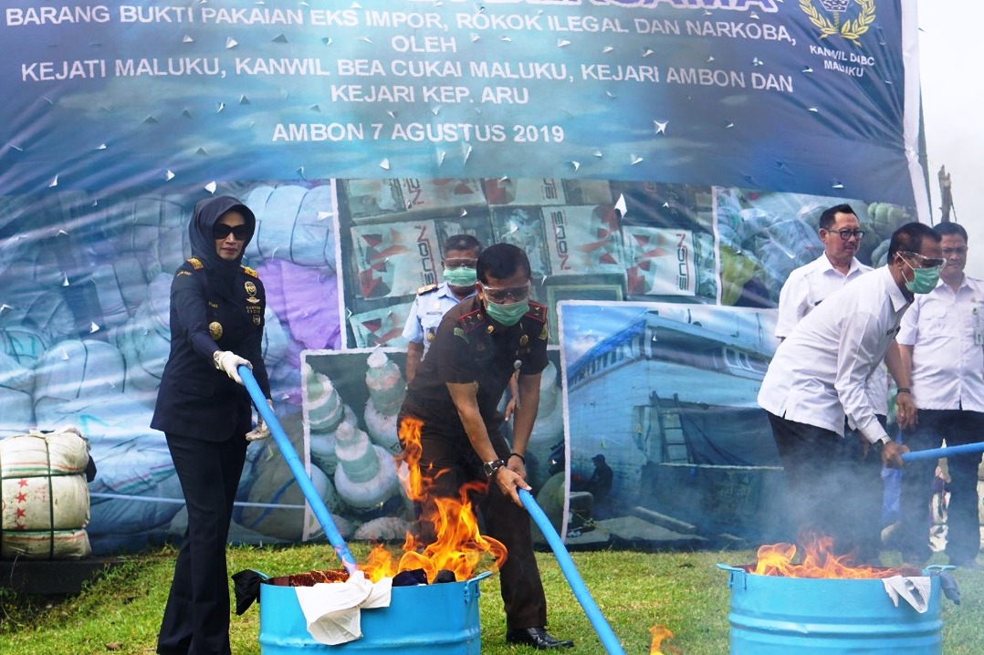 Bea Cukai dan Kejati Maluku memusnahkan pakaian bekas dari Timor Leste dengan cara dibakar.
