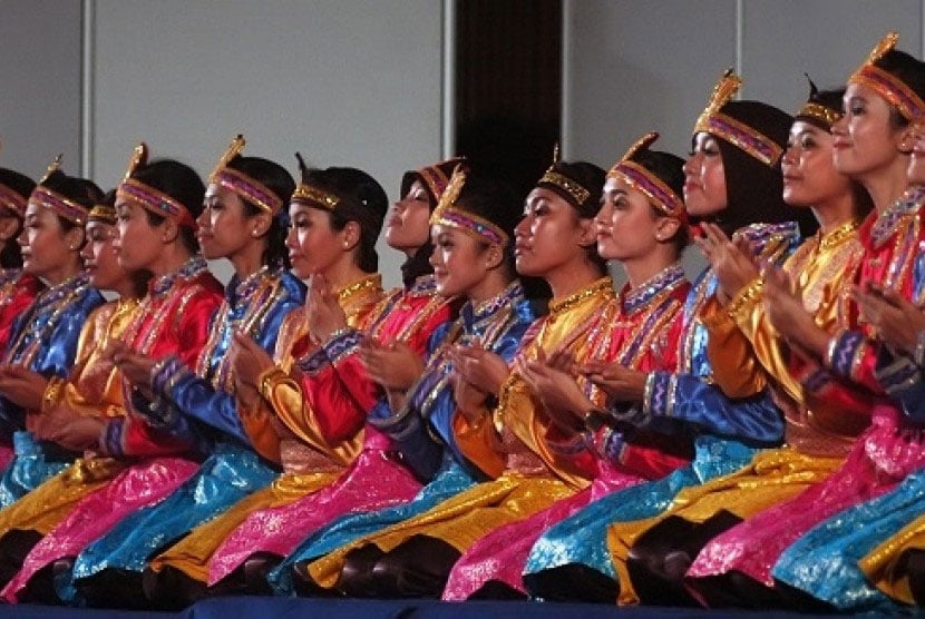 Penari dari Paduan Suara Mahasiswa (PSM) Universitas Padjadjaran (Unpad). 