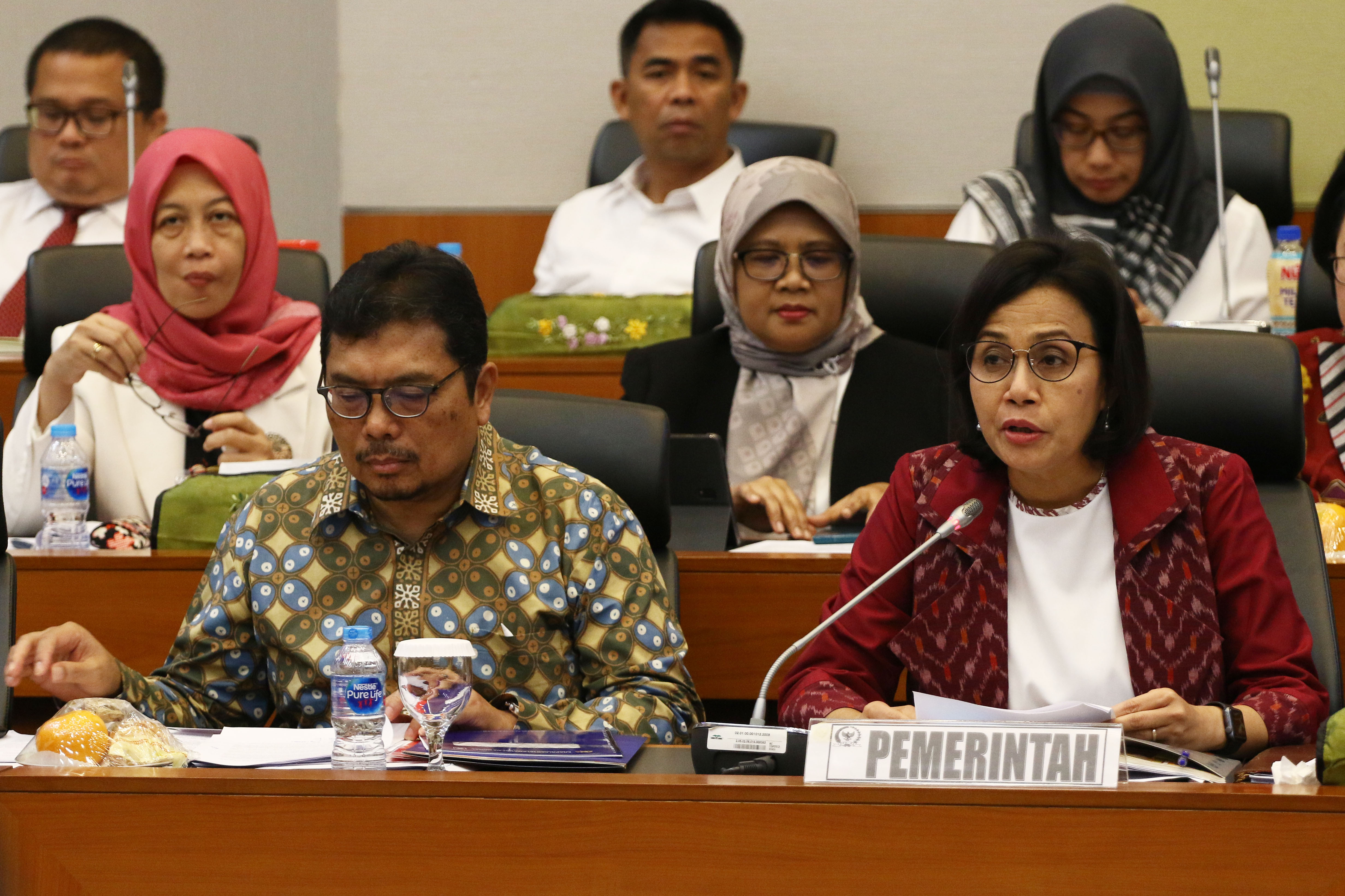 Menteri Keuangan Sri Mulyani Indrawati (kanan) memberikan paparan saat mengikuti rapat kerja bersama Badan Anggaran DPR, Senin (19/8).