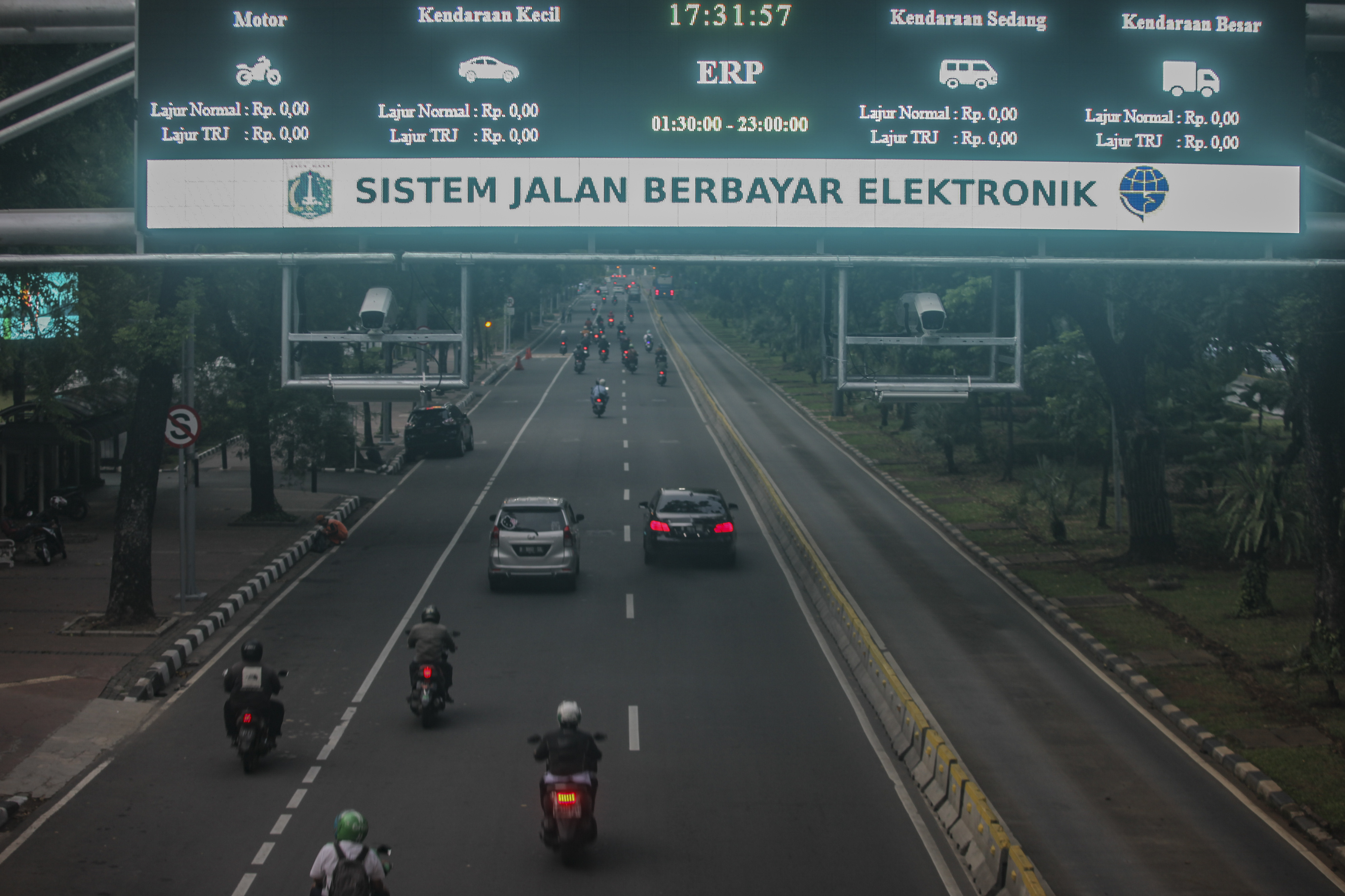 Kendaraan melintas di bawah alat electronic road pricing (ERP) di Jalan Medan Merdeka Barat, Jakarta.