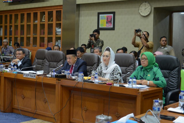 Wakil Ketua DPR Fahri Hamzah saat memimpin rapat gabungan antara Komisi IX, Komisi XI, Menkeu, Menkes, dan perwakilan Menko PMK.