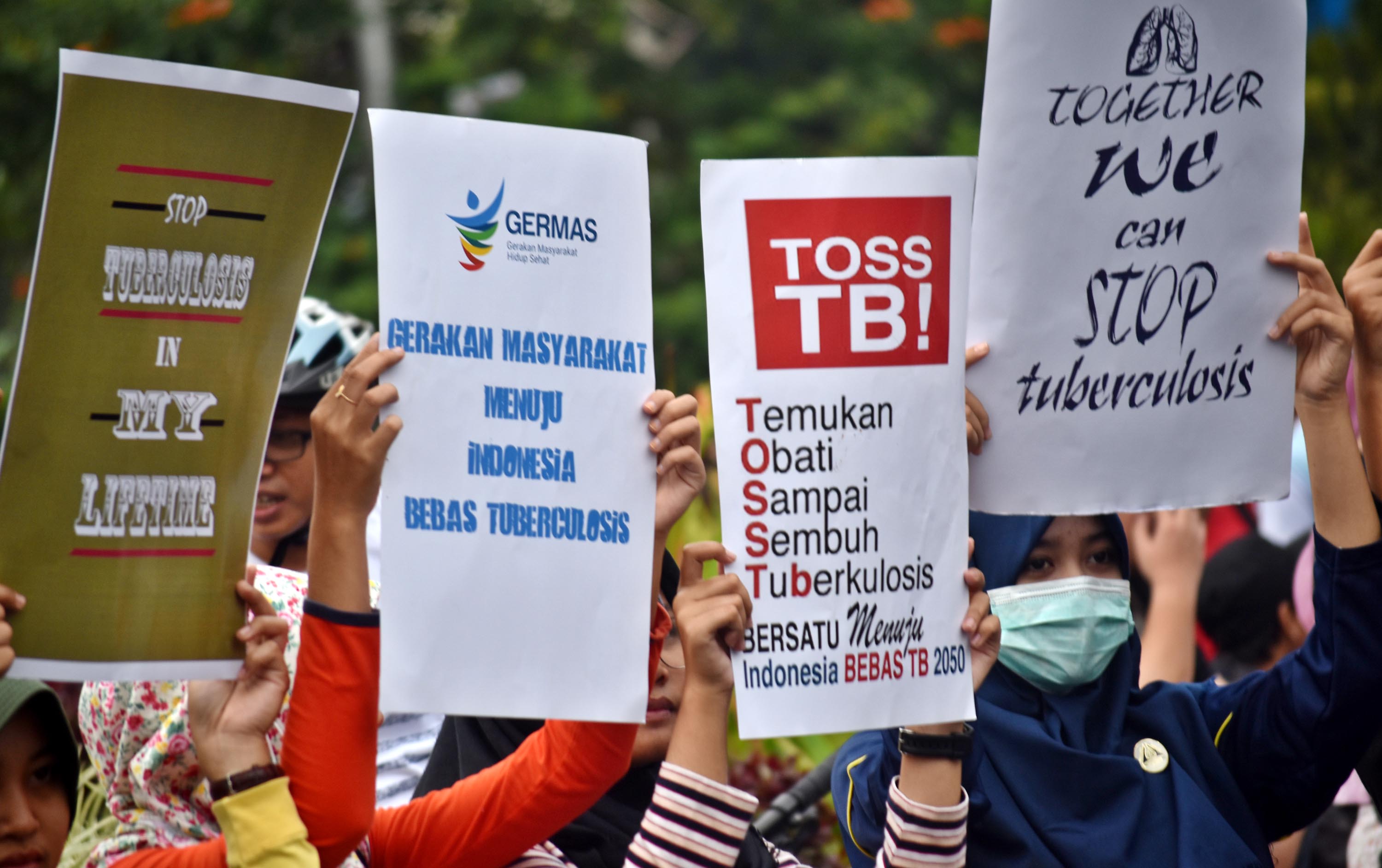 Masyarakat berunjuk rasa menyuarakan keprihatinan soal penyakit TB