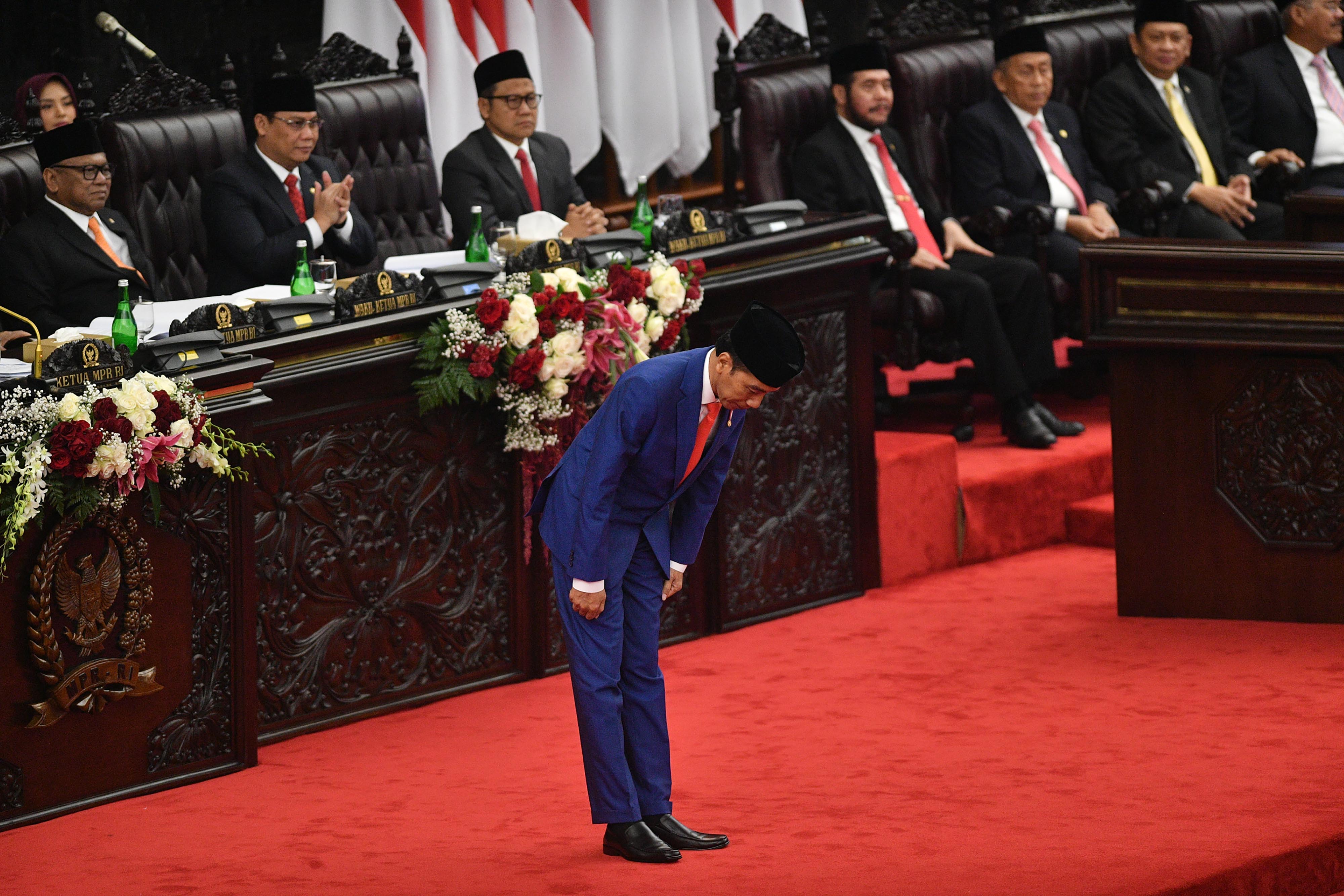 Presiden Joko Widodo memberi hormat sebelum menyampaikan pidato pada Sidang Tahunan MPR di Kompleks Parlemen, Senayan, Jakarta, Jumat (16/8)