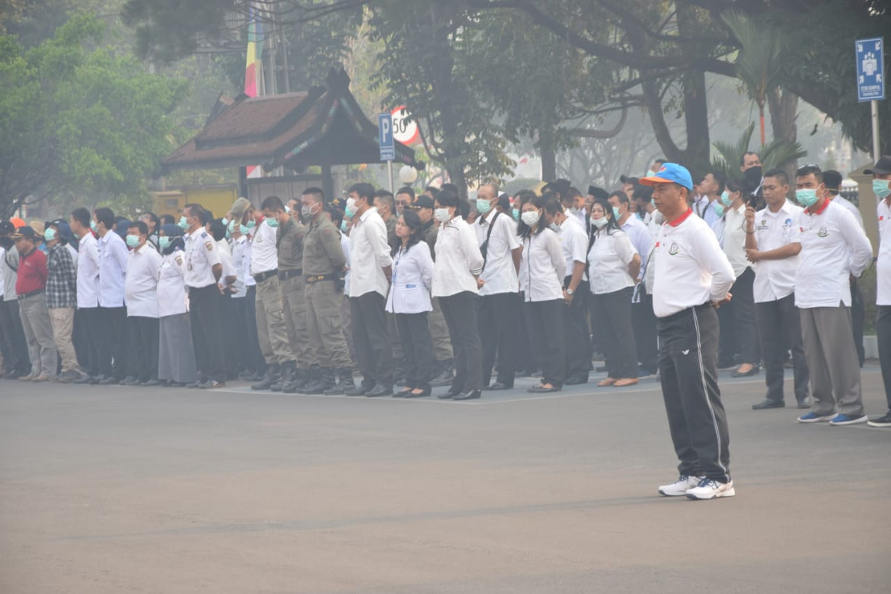 Seribu ASN dan jaksa diturunkan untuk ikut membantu memadamkan karhutla di Palangka Raya, Kalteng, Rabu (14/8). 