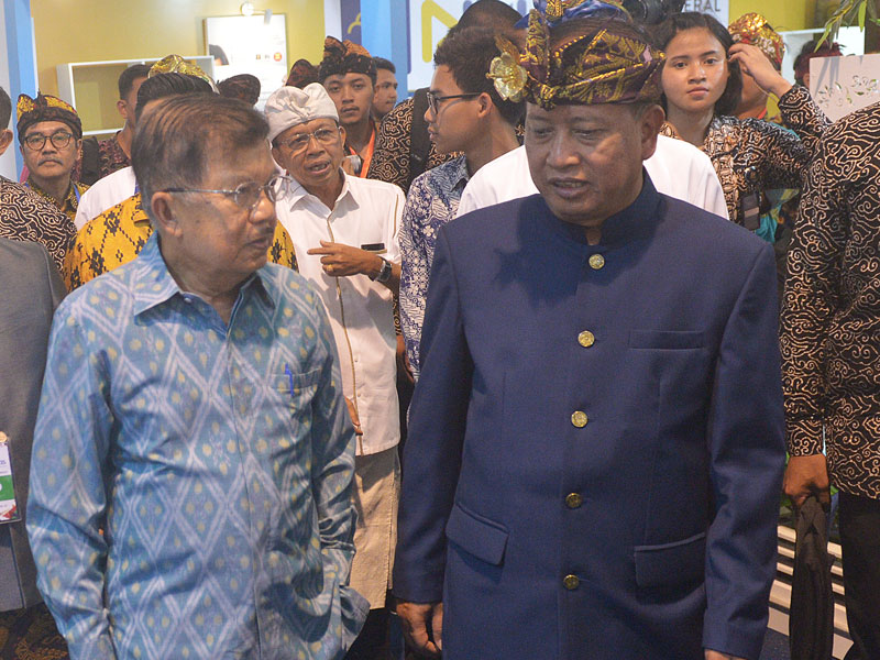 Wapres Jusuf Kalla berbincang dengan Menteri Riset, Teknologi, dan Pendidikan Tinggi Mohamad Nasir (kanan).