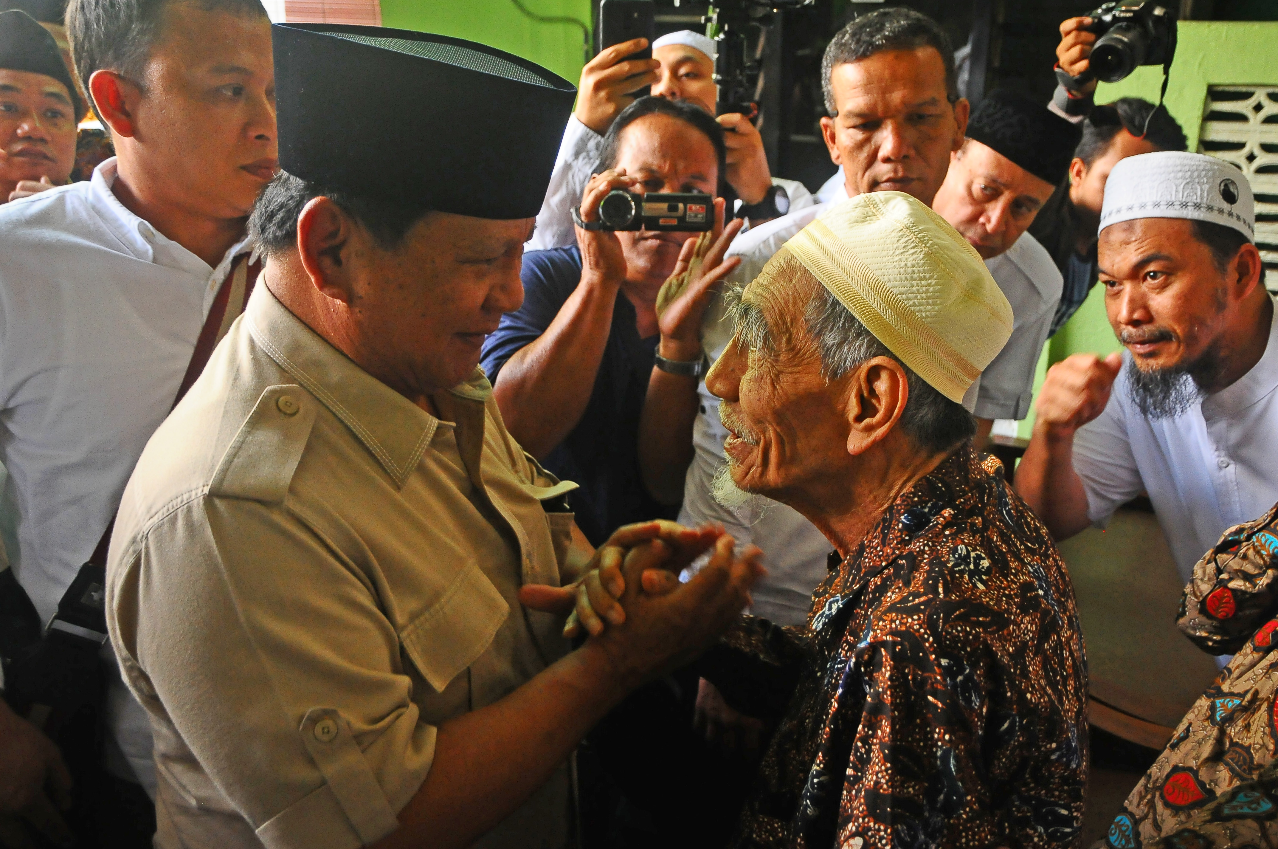 Prabowo Subianto (kiri) dan Mbah Moen