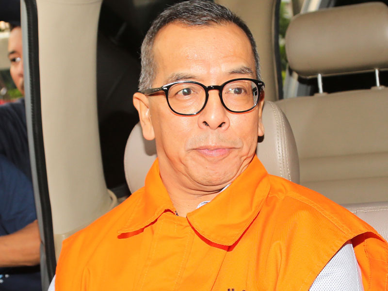 Mantan Dirut PT. Garuda Indonesia Emirsyah Satar (tengah) dengan baju tahanan meninggalkan gedung KPK di Jakarta.