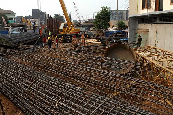 Pekerja beraktivitas di area pembangunan jalan jembatan layang (Flyover) Cipendawa, di Jalan Raya Narogong, Bekasi, Jawa Barat, Kamis (23/8)