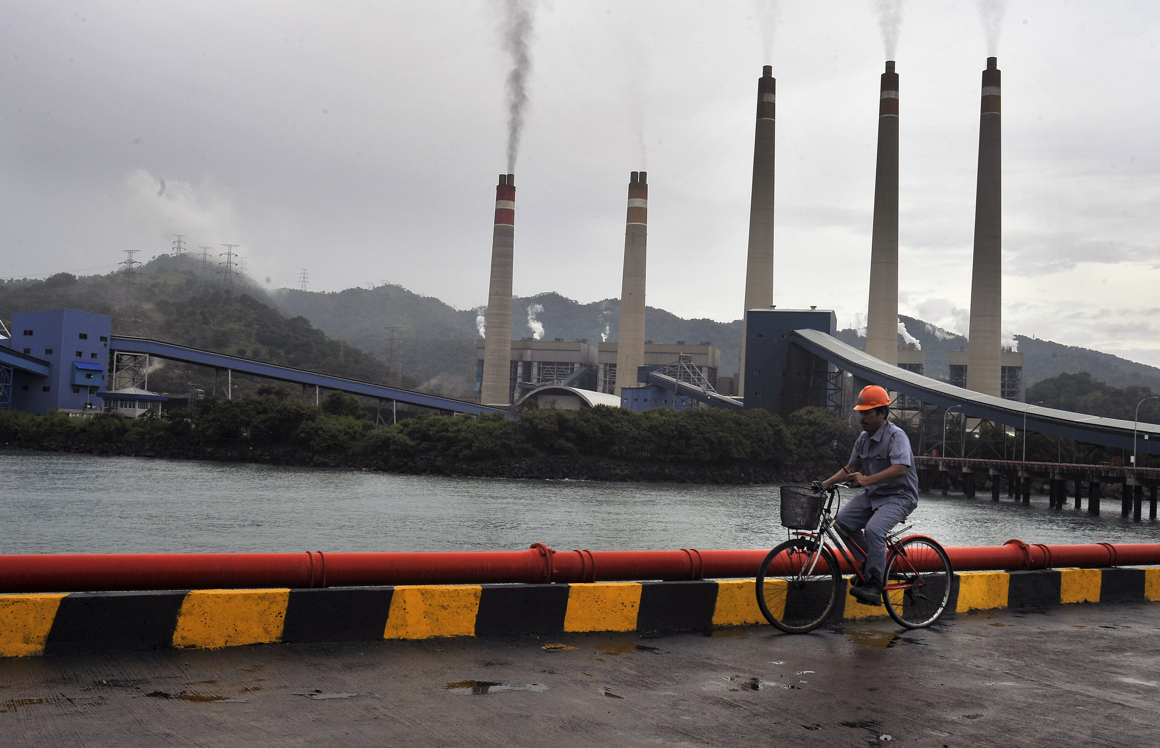  Pekerja berpatroli memeriksa unit terminal dan penyaluran batubara di PLTU Suralaya, Cilegon, Banten.