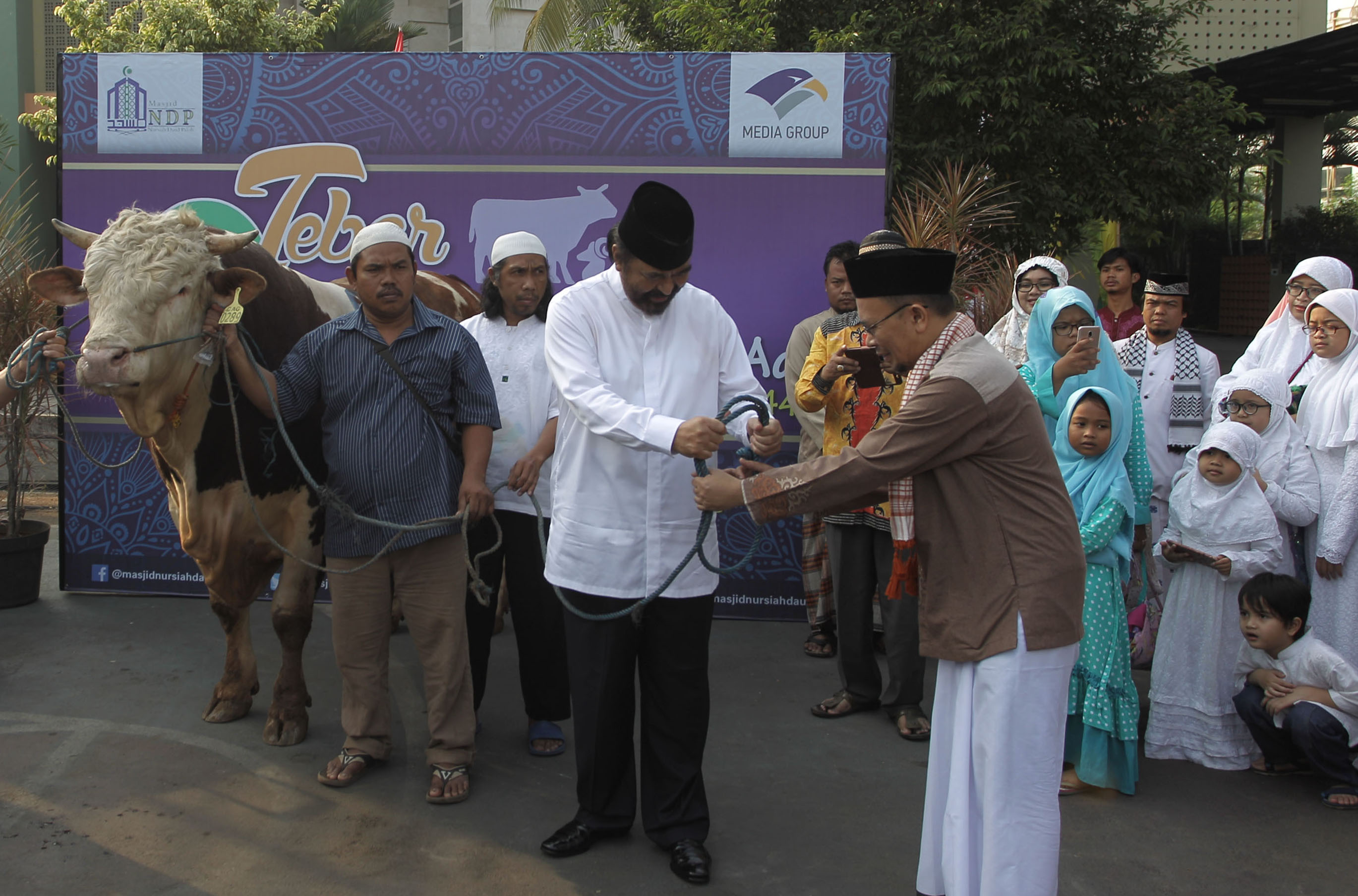 Ilustrasi--Penyerahan hewan kurban oleh Chairman Media Group Surya Paloh kepada perwakilan Dewan Kemakmuran Masjid Nursiah Daud Paloh.
