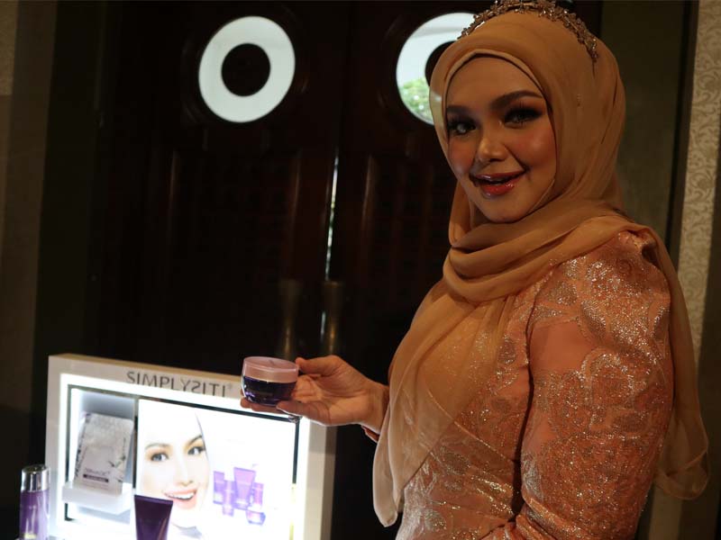 Siti Nurhaliza saat mengenalkan produk kosmetiknya, Simplysiti, di Jakarta, Kamis (8/8).