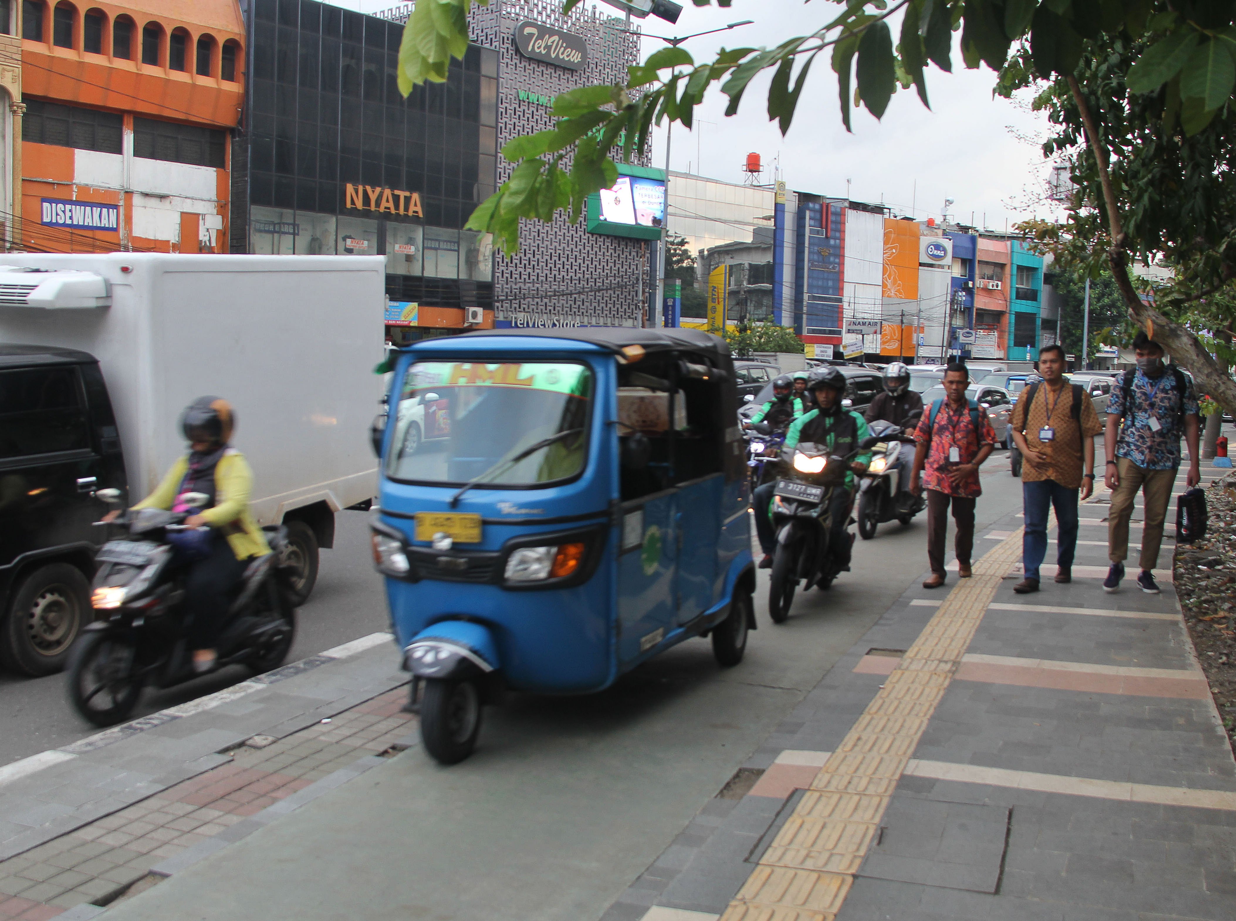 Bajaj dan pemotor naik trotoar di Jalan Suryopranoto, Jakarta Pusat, 