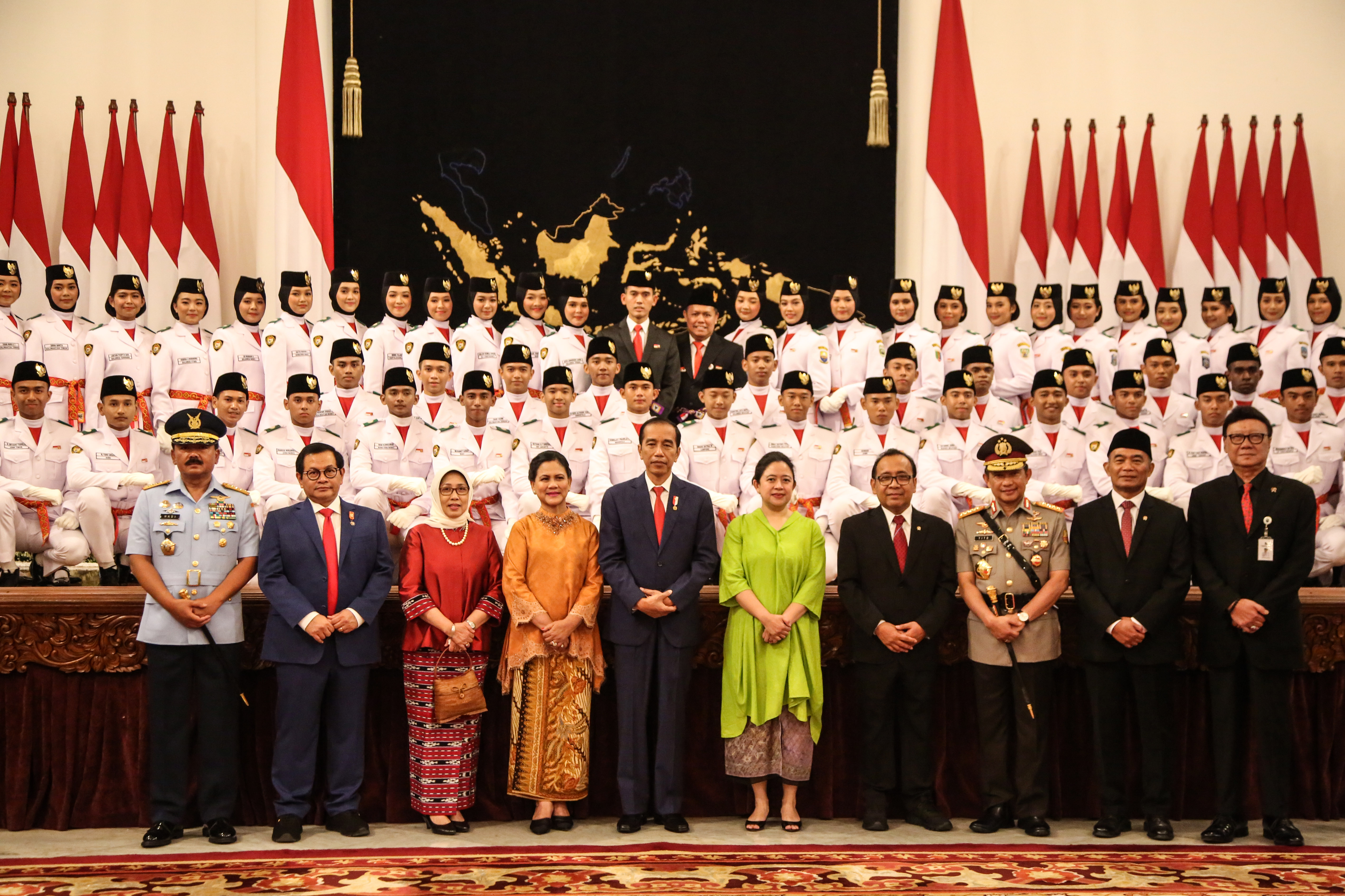 Presiden Joko Widodo, Ibu Negara Iriana Joko Widodo foto bersama dengan Anggota Pasukan Pengibar Bendera Pusaka (Paskibraka). 