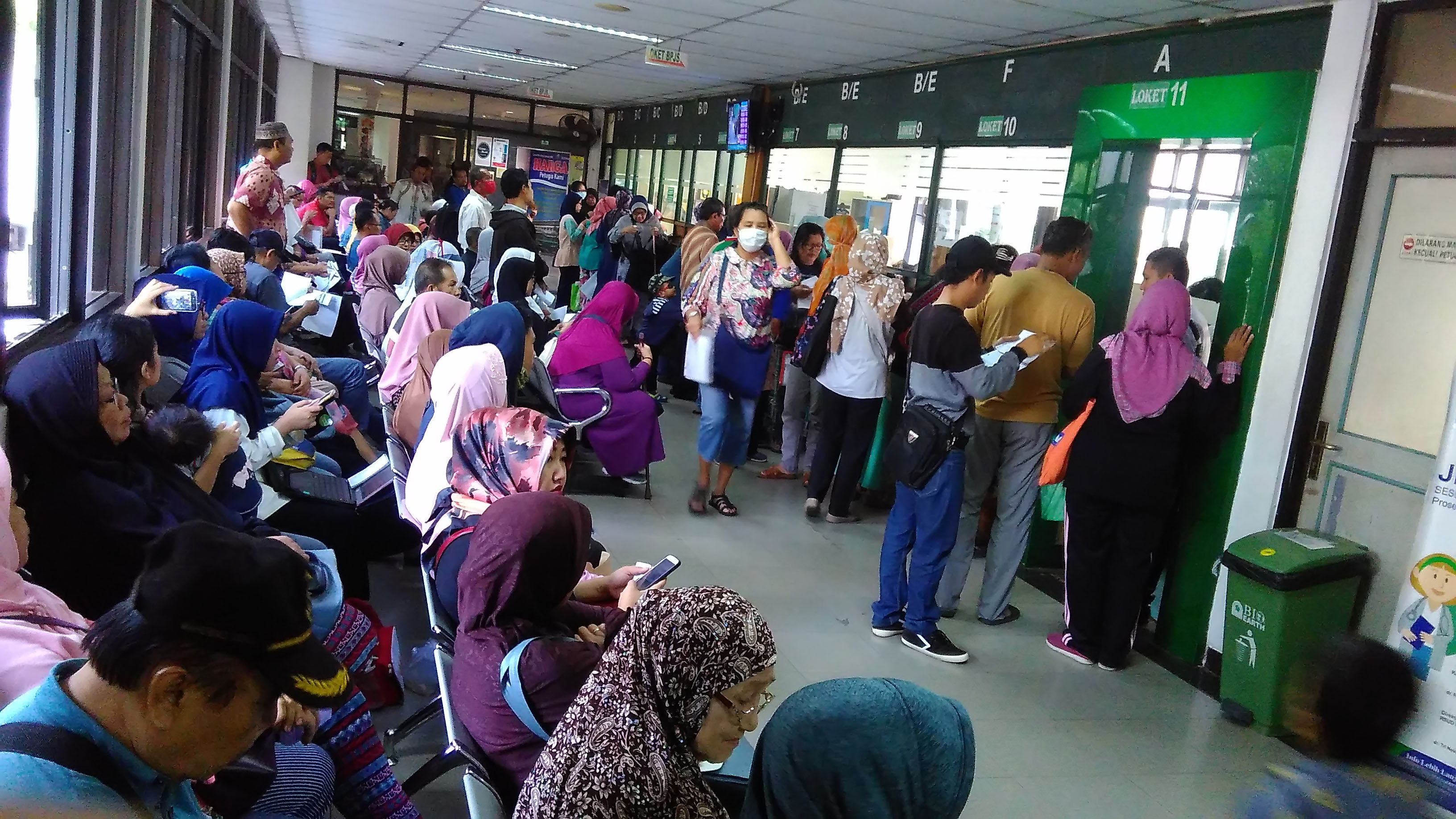 Warga antre untuk berobat di RS Pasar Rebo, Jakarta Timur.