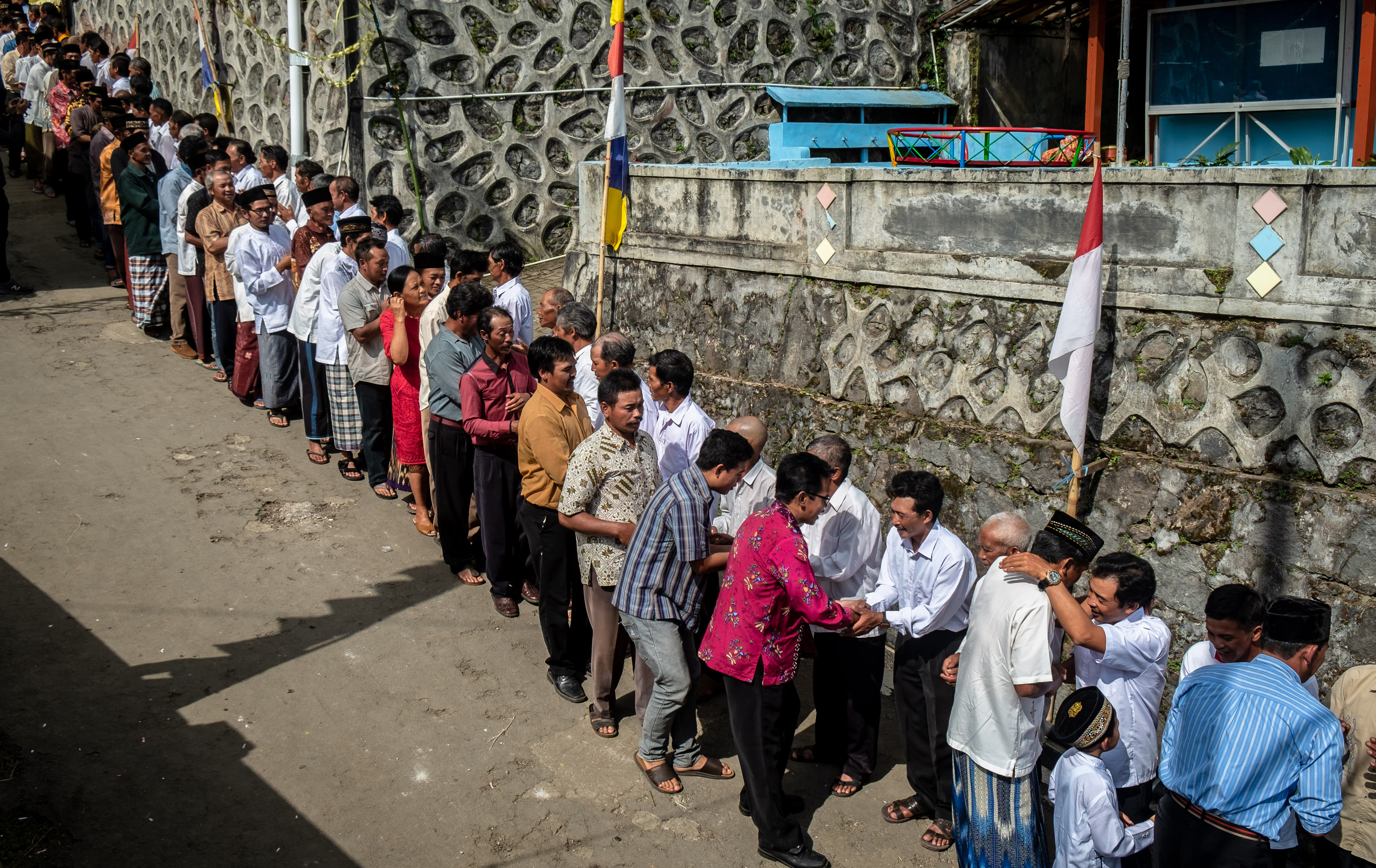 Warga lintas agama bersiilaturahim di Dusun Thekelan, Desa Batur, Getasan, Kabupaten Semarang, Jawa Tengah saat merayakan Waisak 2019.