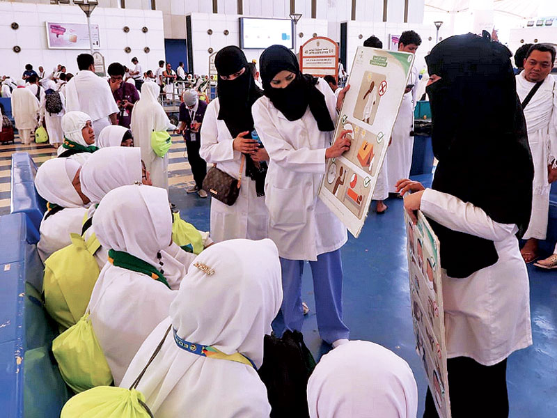 Relawan mahasiswa kedokteran dari universitas di Arab Saudi memberikan pengarahan mengenai bagaimana menjaga kesehatan .