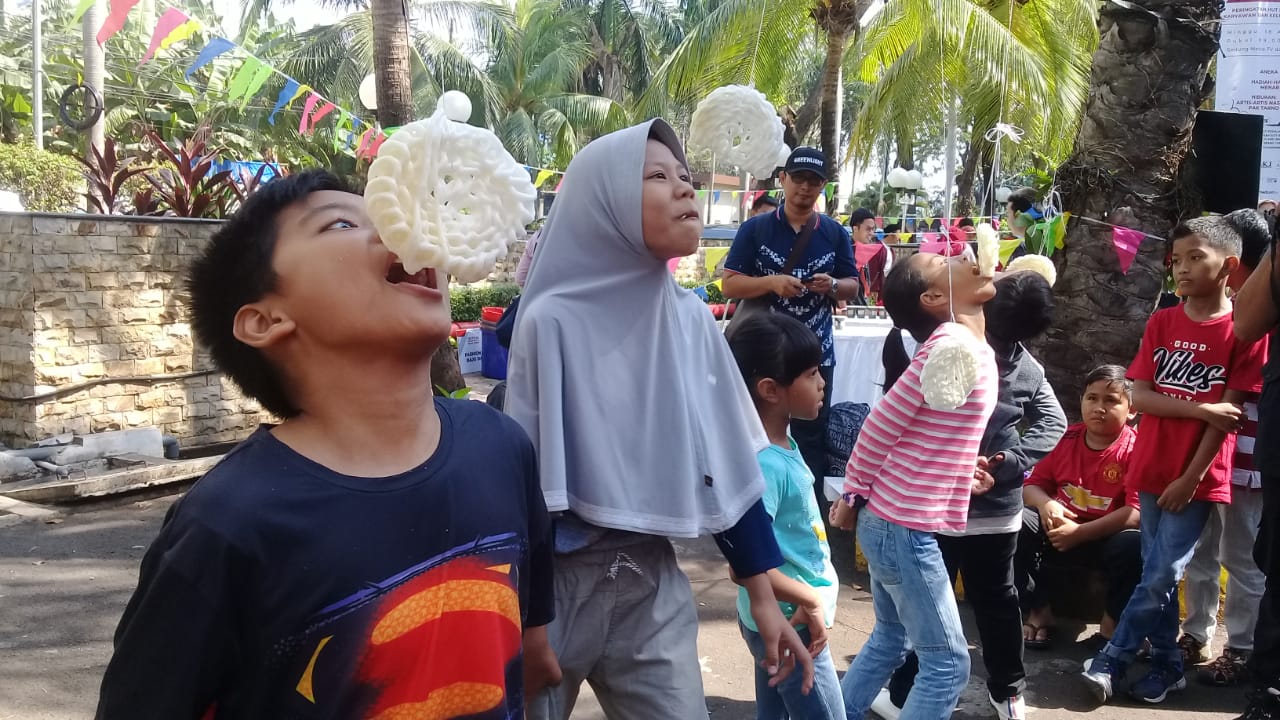 Lomba makan kerupuk dalam peringatan HUT ke-74 Republik Indonesia di kantor Media Grup, Kedoya, Kebon Jeruk, Jakarta, Minggu (18/8).