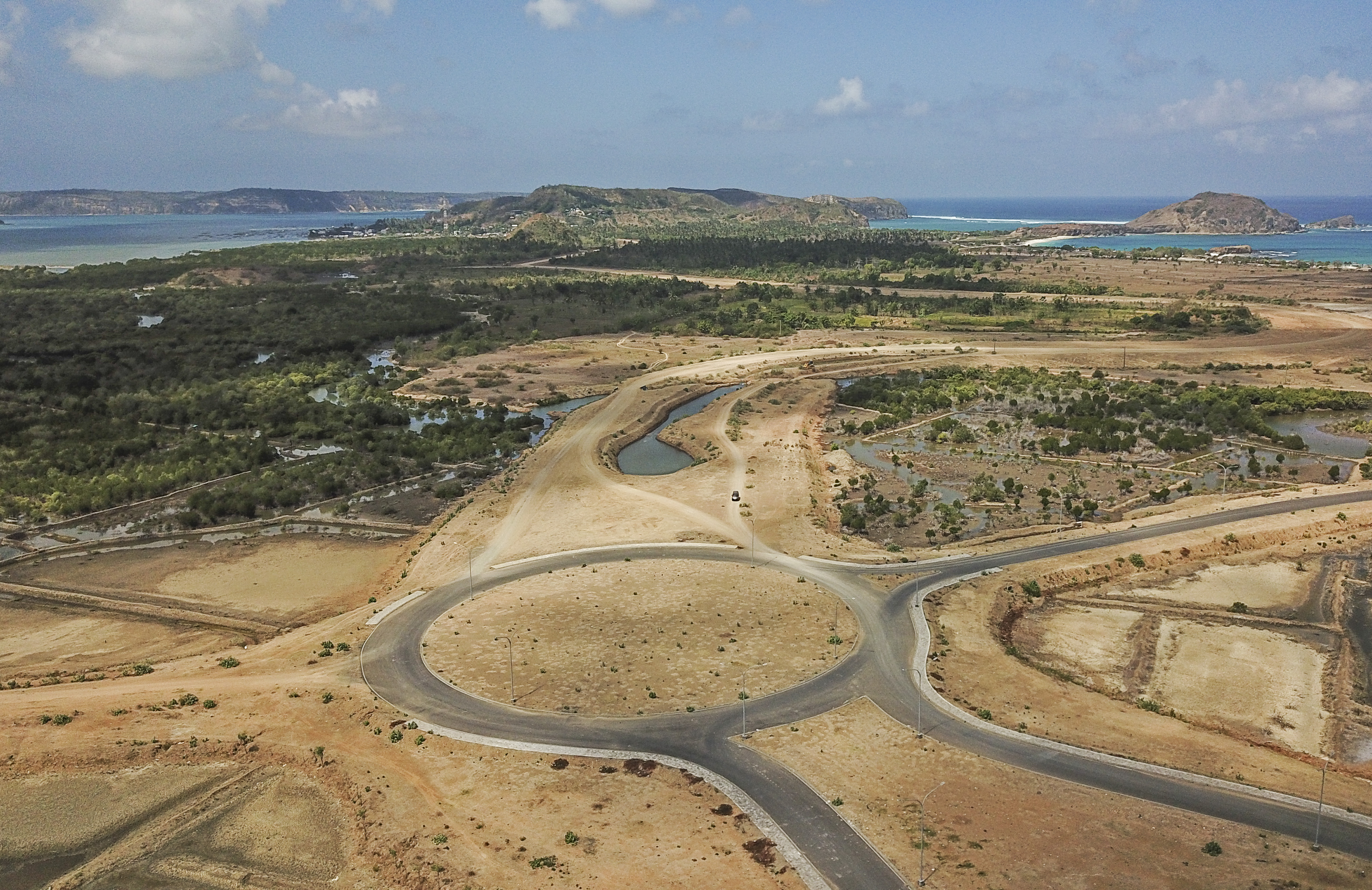 Foto udara gerbang timur Kawasan Ekonomi Khusus (KEK) Mandalika di Kecamatan Pujut, Praya, Lombok Tengah, NTB.