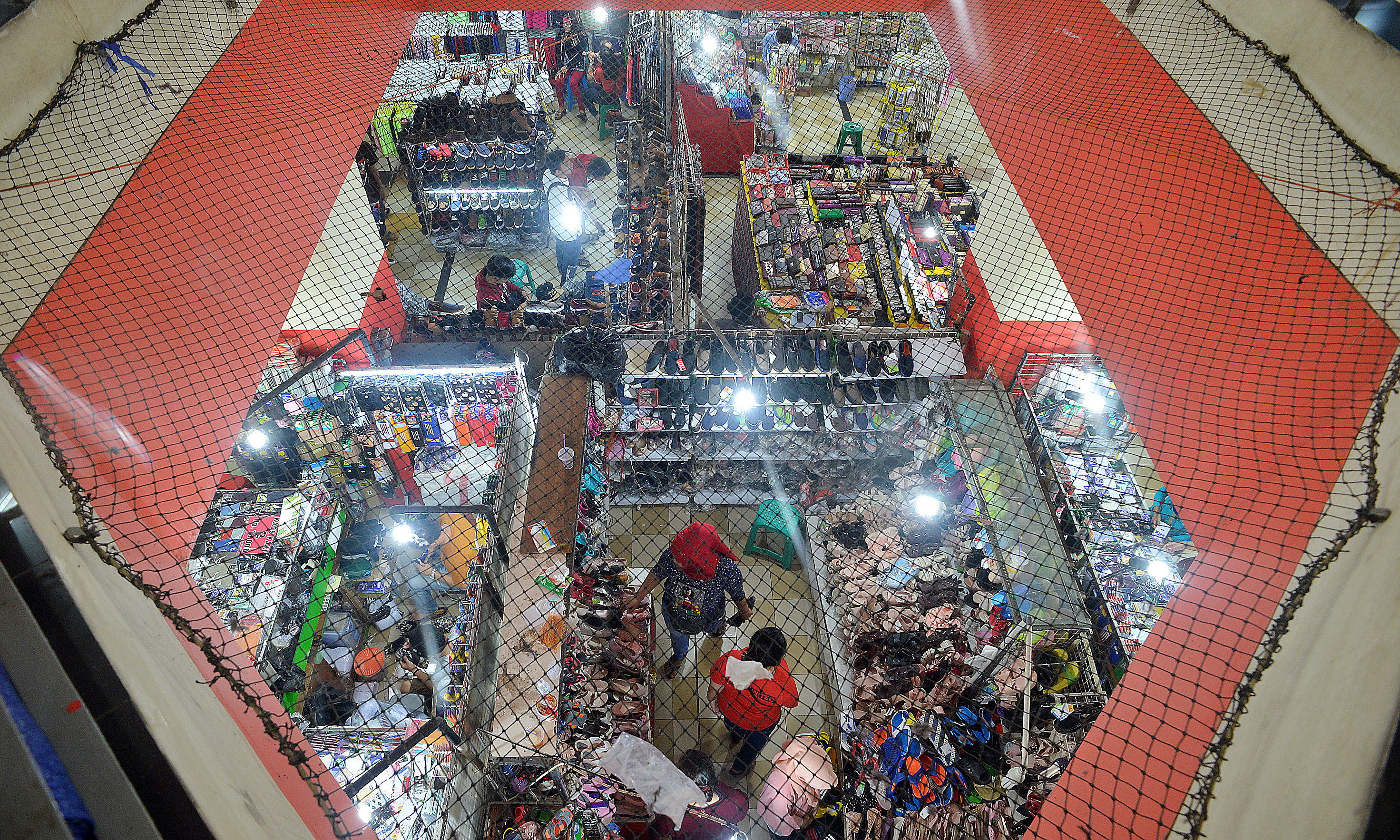 Suasana keramaian pengunjung yang memenuhi toko penjualan sandal dan sepatu sekolah di Pusat Grosir Cililitan, Jakarta Timur.