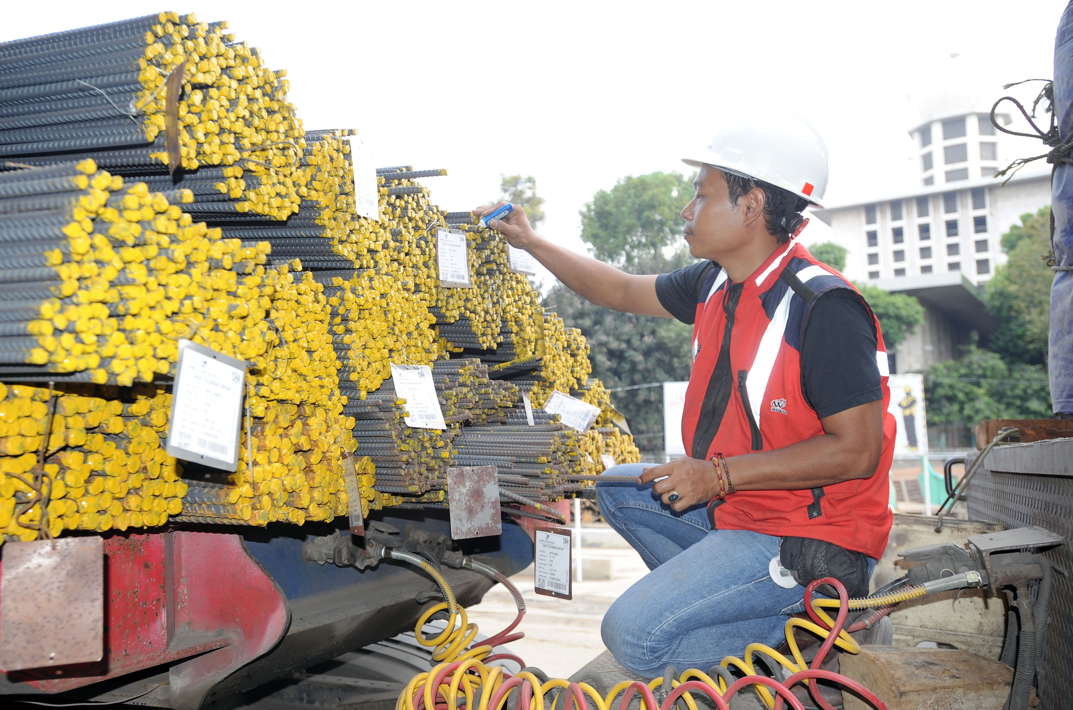  Pekerja dari PT Waskita Karya (Persero) Tbk menyiapkan besi untuk fondasi saat renovasi Masjid Istiqlal,