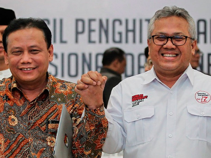 Ketua Bawaslu Abhan (liri) dan Ketua KPU Arief Budiman.